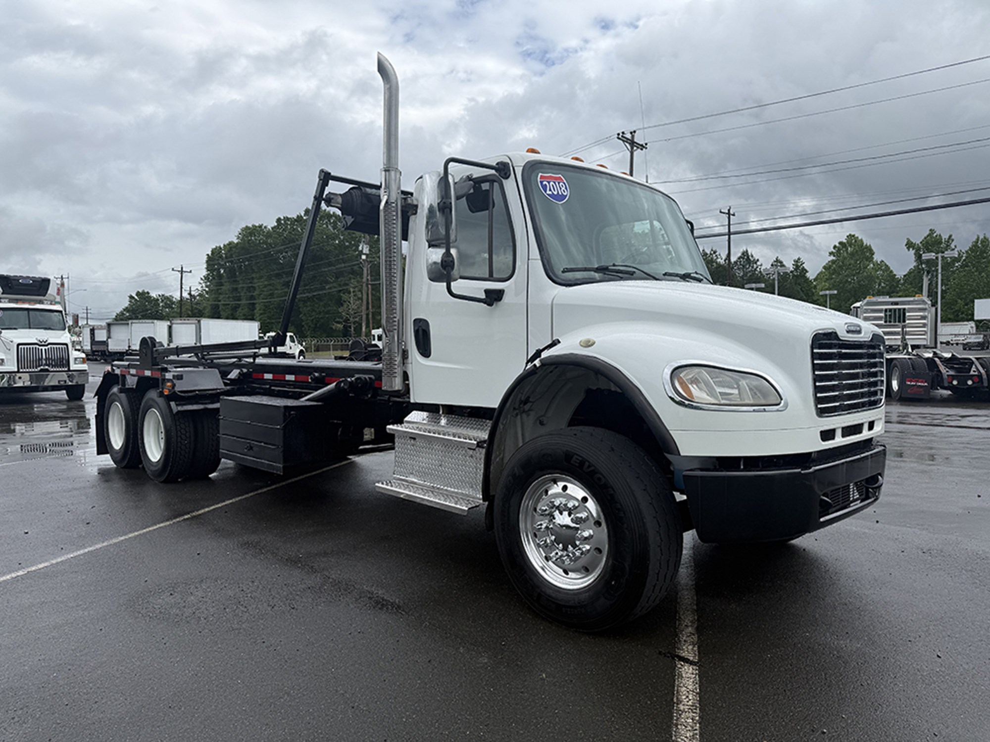 2018 Freightliner M2 - image 2 of 6