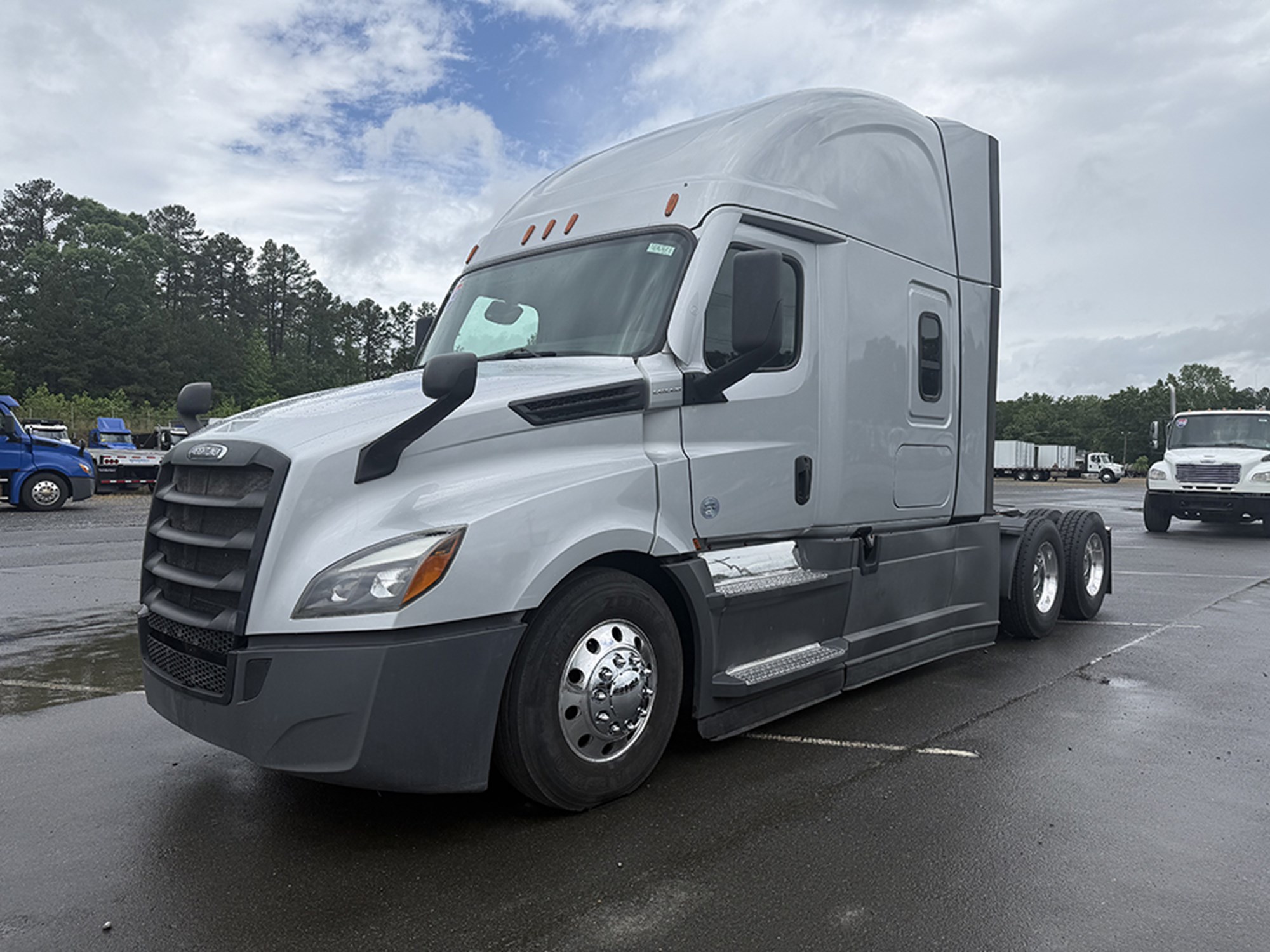 2023 Freightliner Cascadia 126 - image 1 of 6