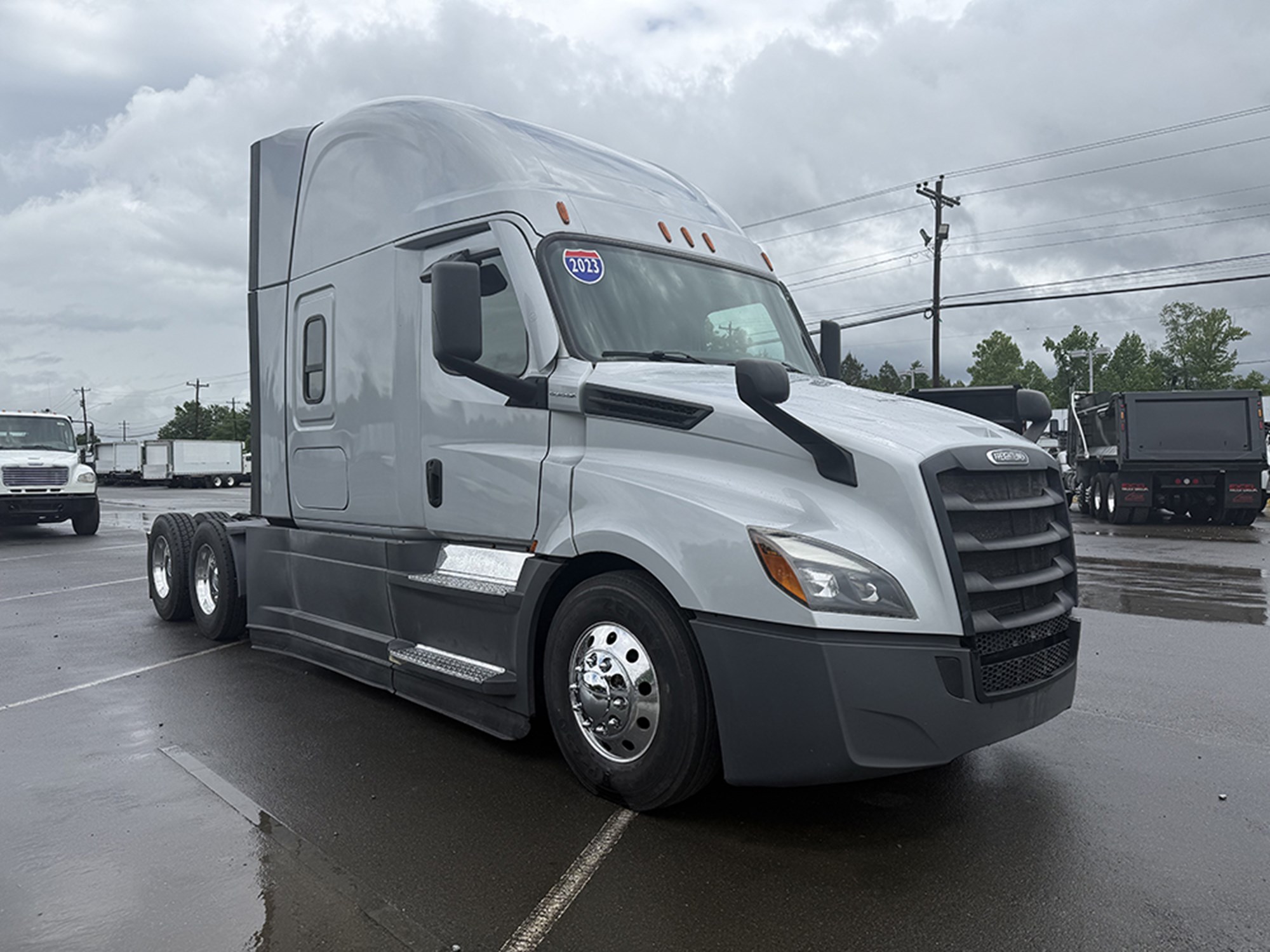 2023 Freightliner Cascadia 126 - image 2 of 6