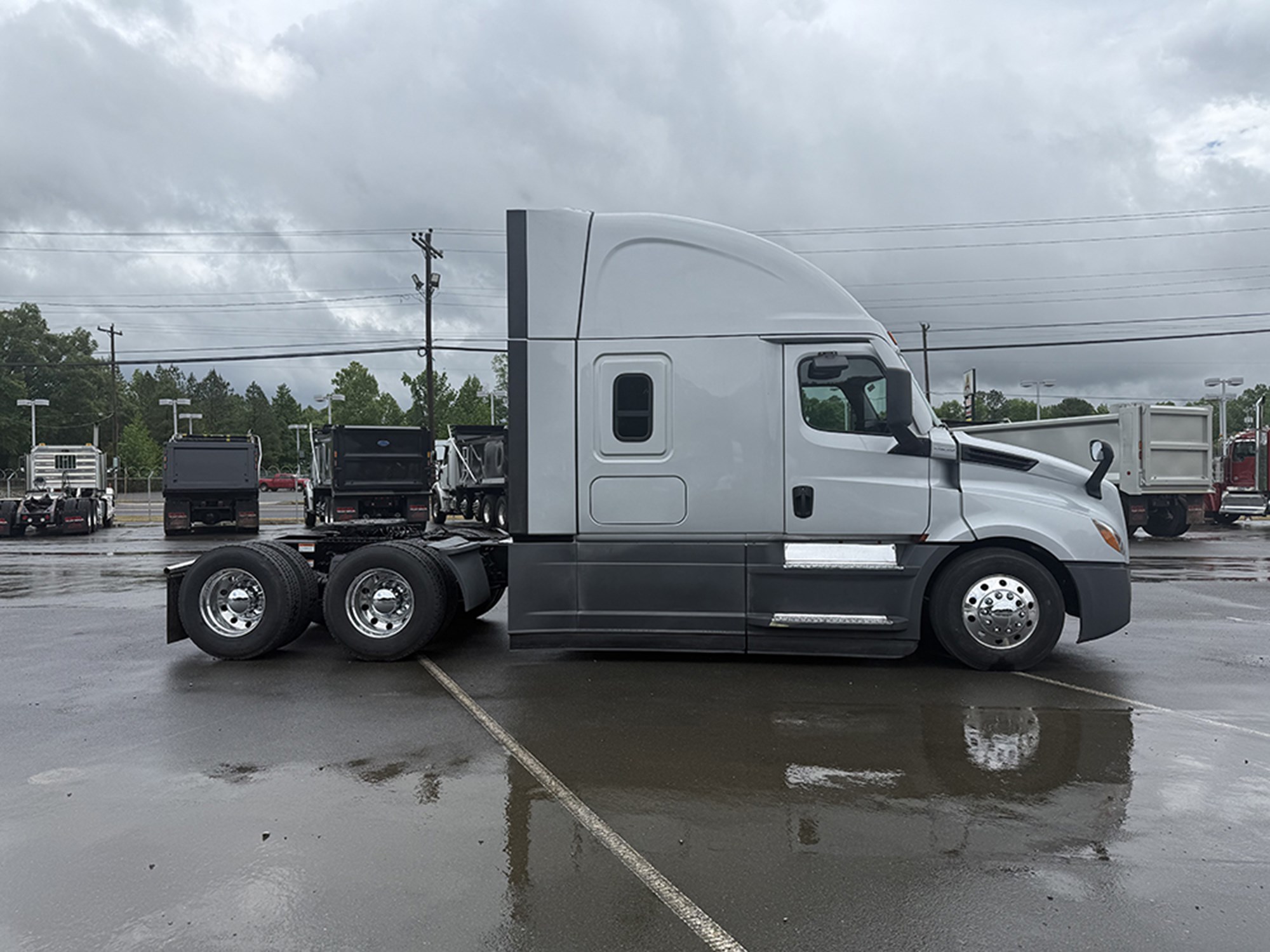 2023 Freightliner Cascadia 126 - image 3 of 6
