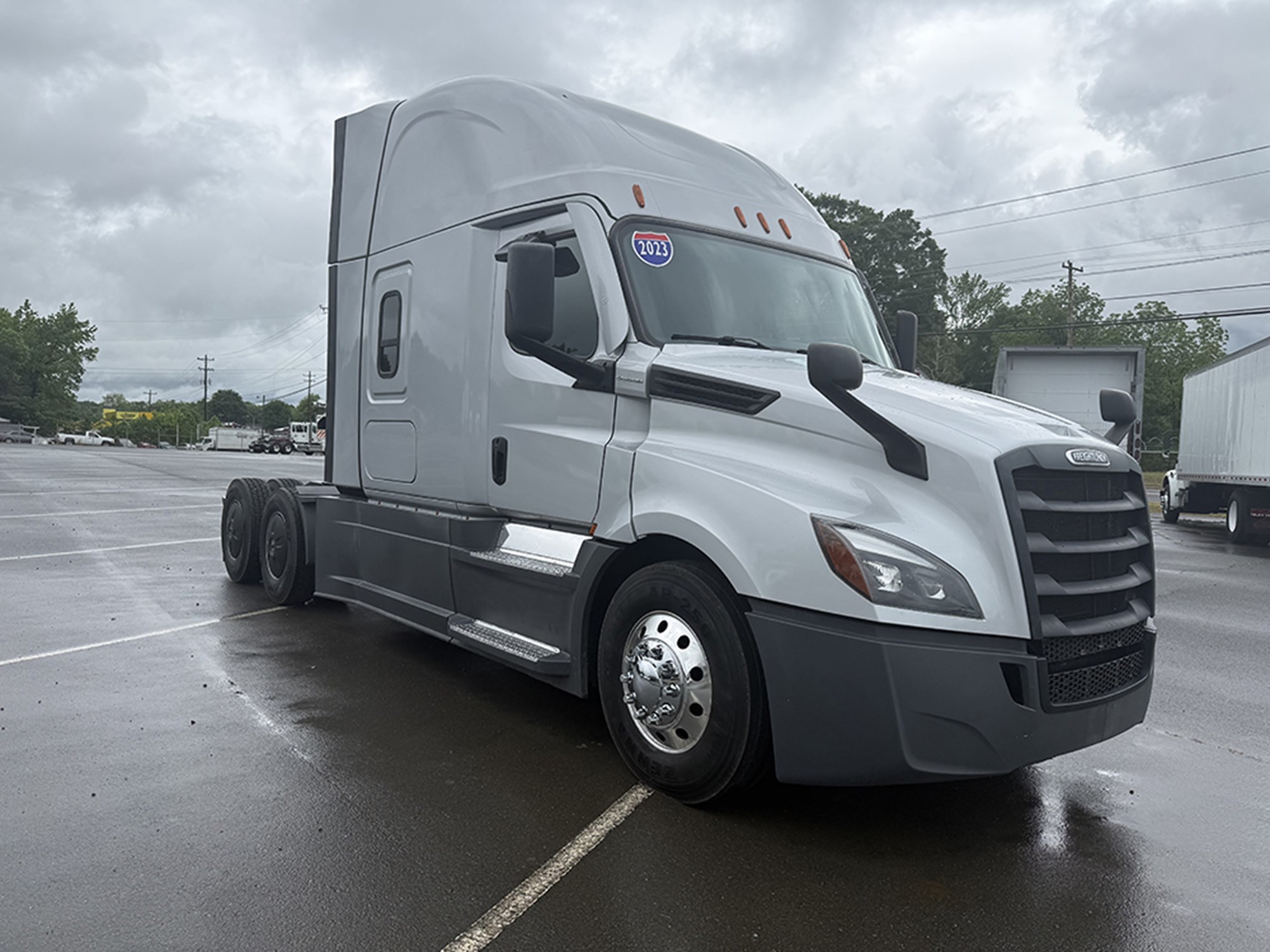 2023 Freightliner Cascadia 126 - image 2 of 6
