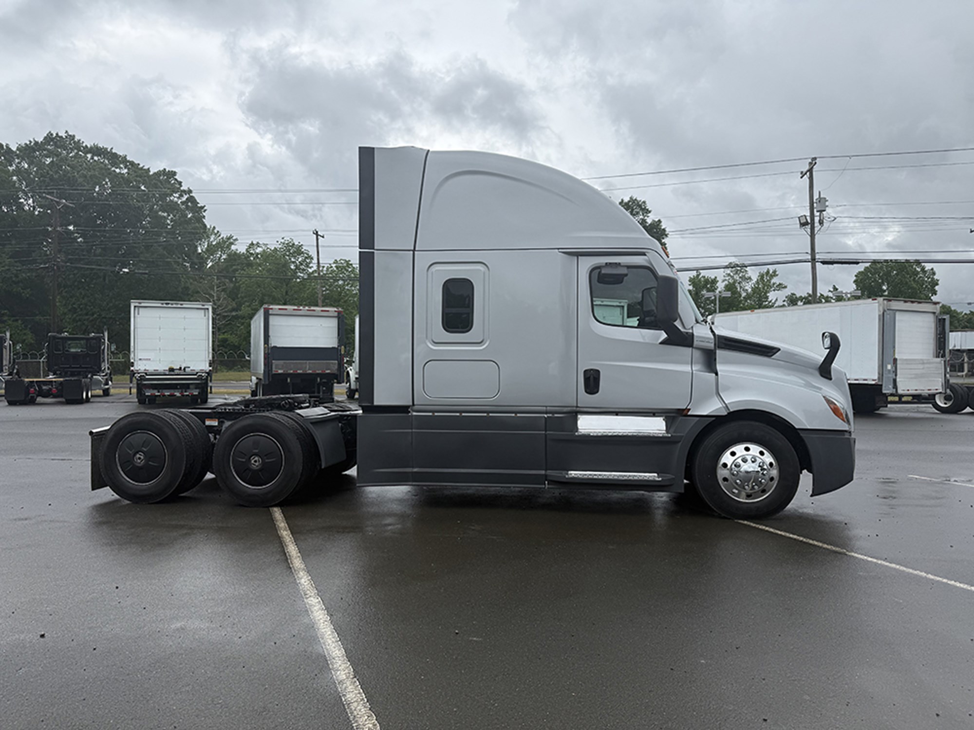 2023 Freightliner Cascadia 126 - image 3 of 6
