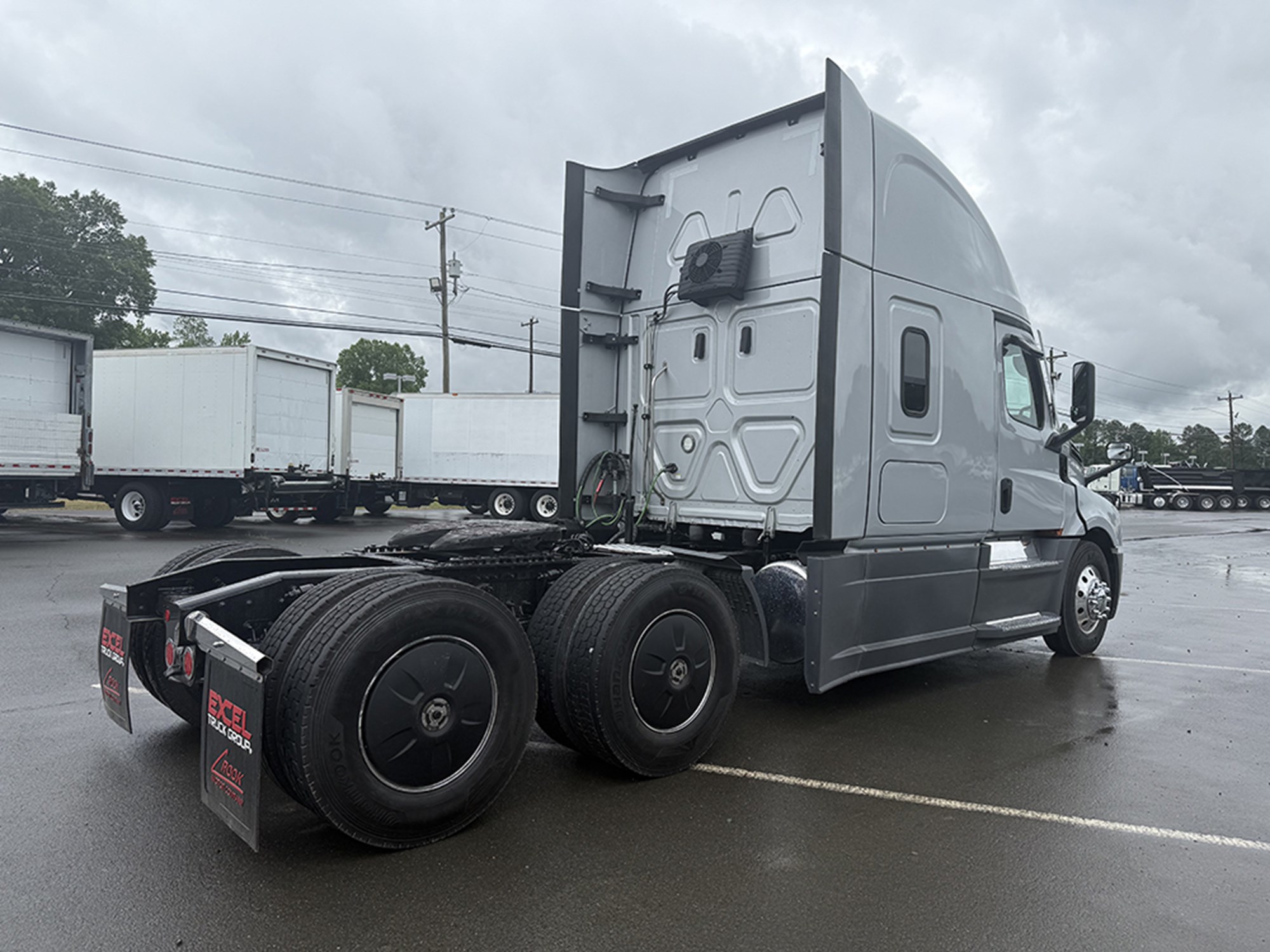 2023 Freightliner Cascadia 126 - image 4 of 6
