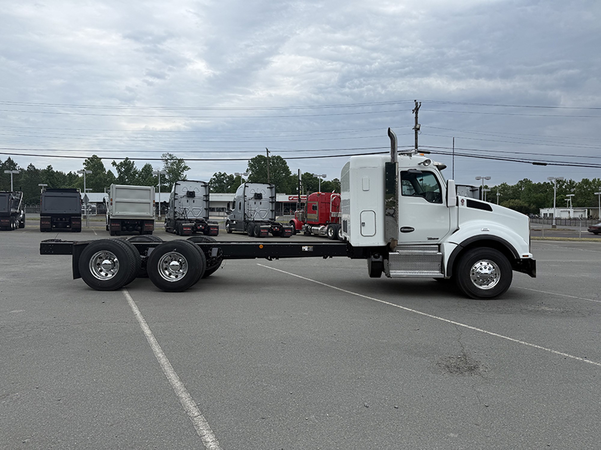 2017 Kenworth T880 - image 3 of 6