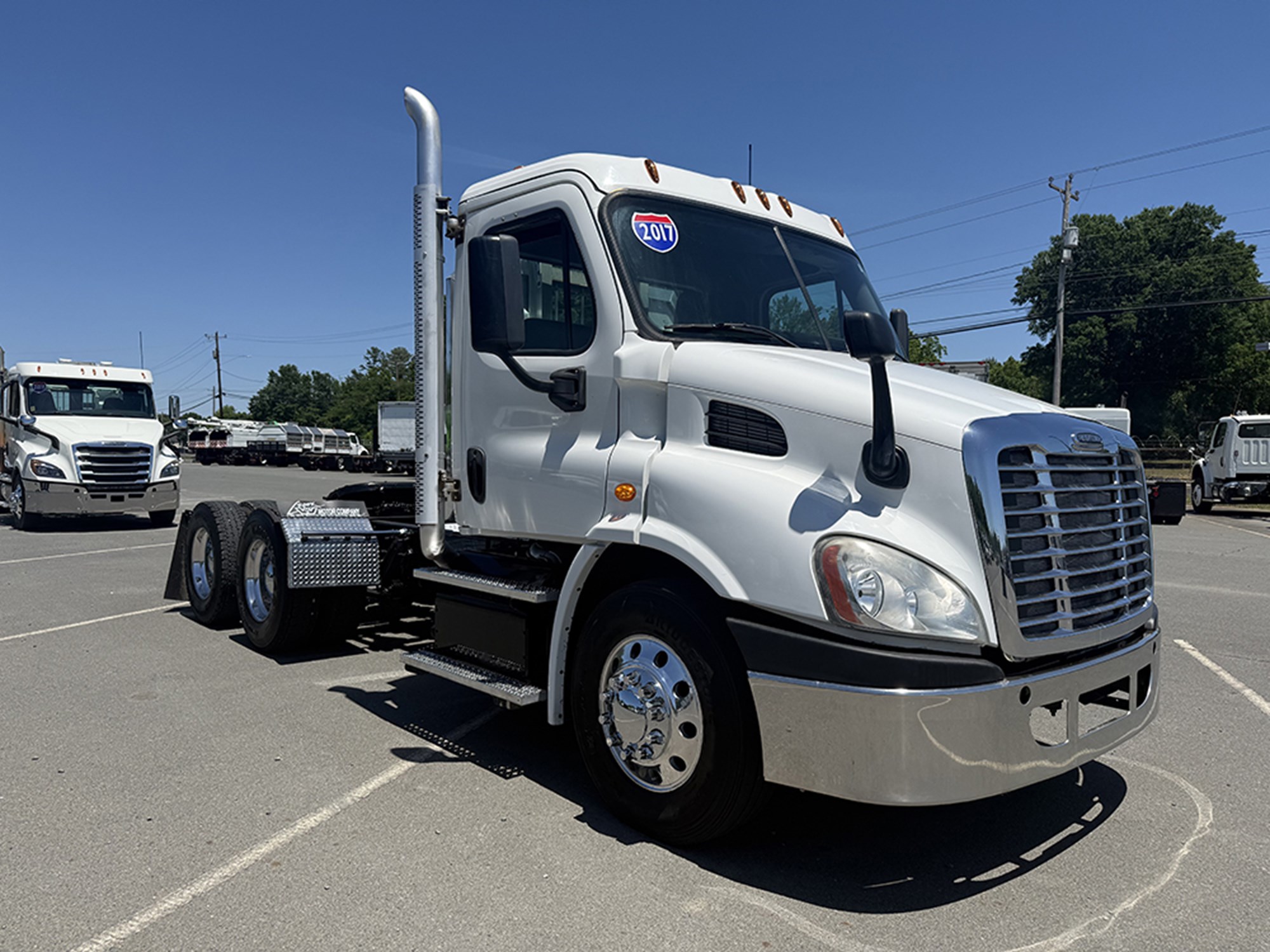 2017 Freightliner Cascadia 113 - image 2 of 6