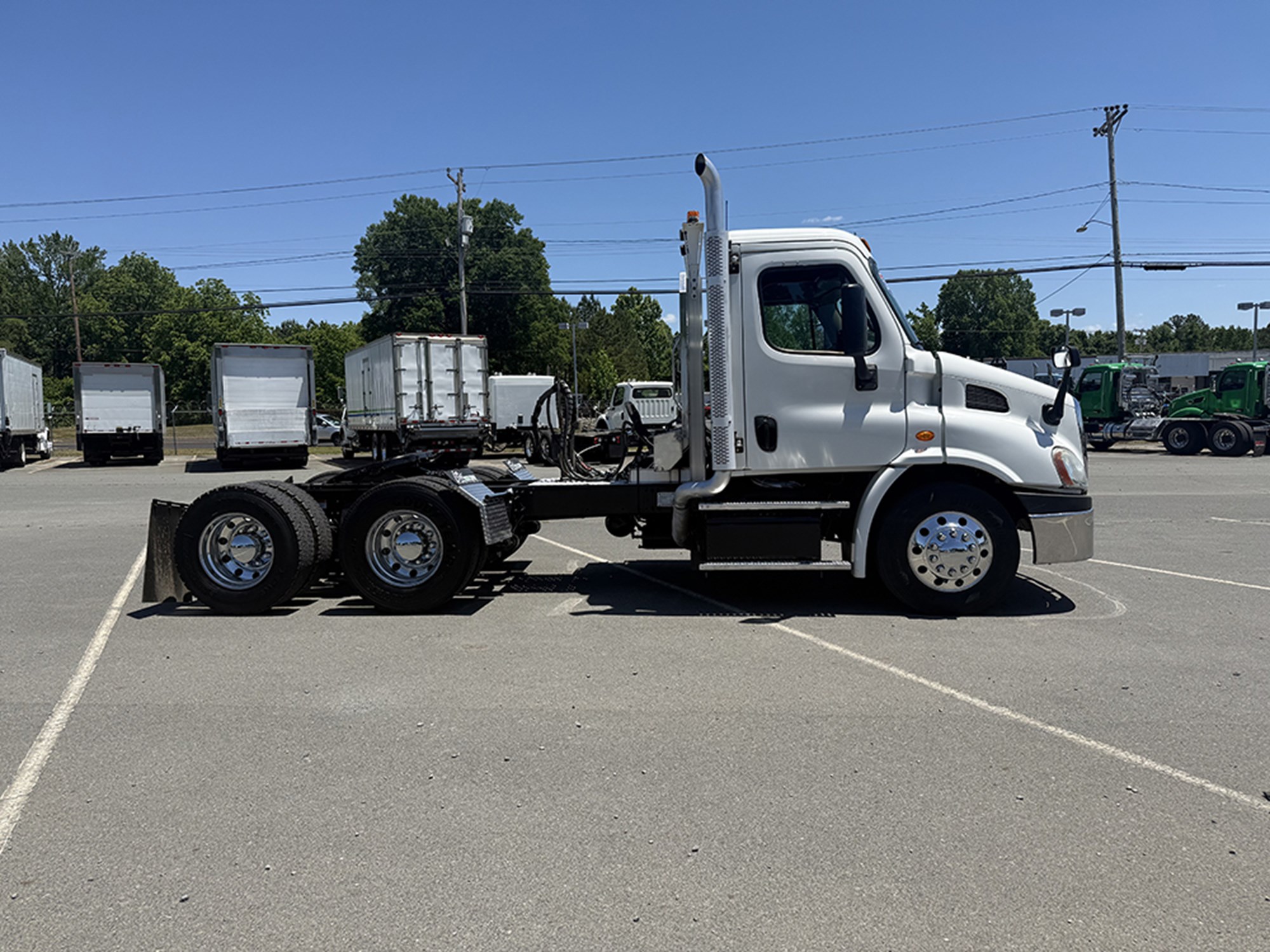2017 Freightliner Cascadia 113 - image 3 of 6