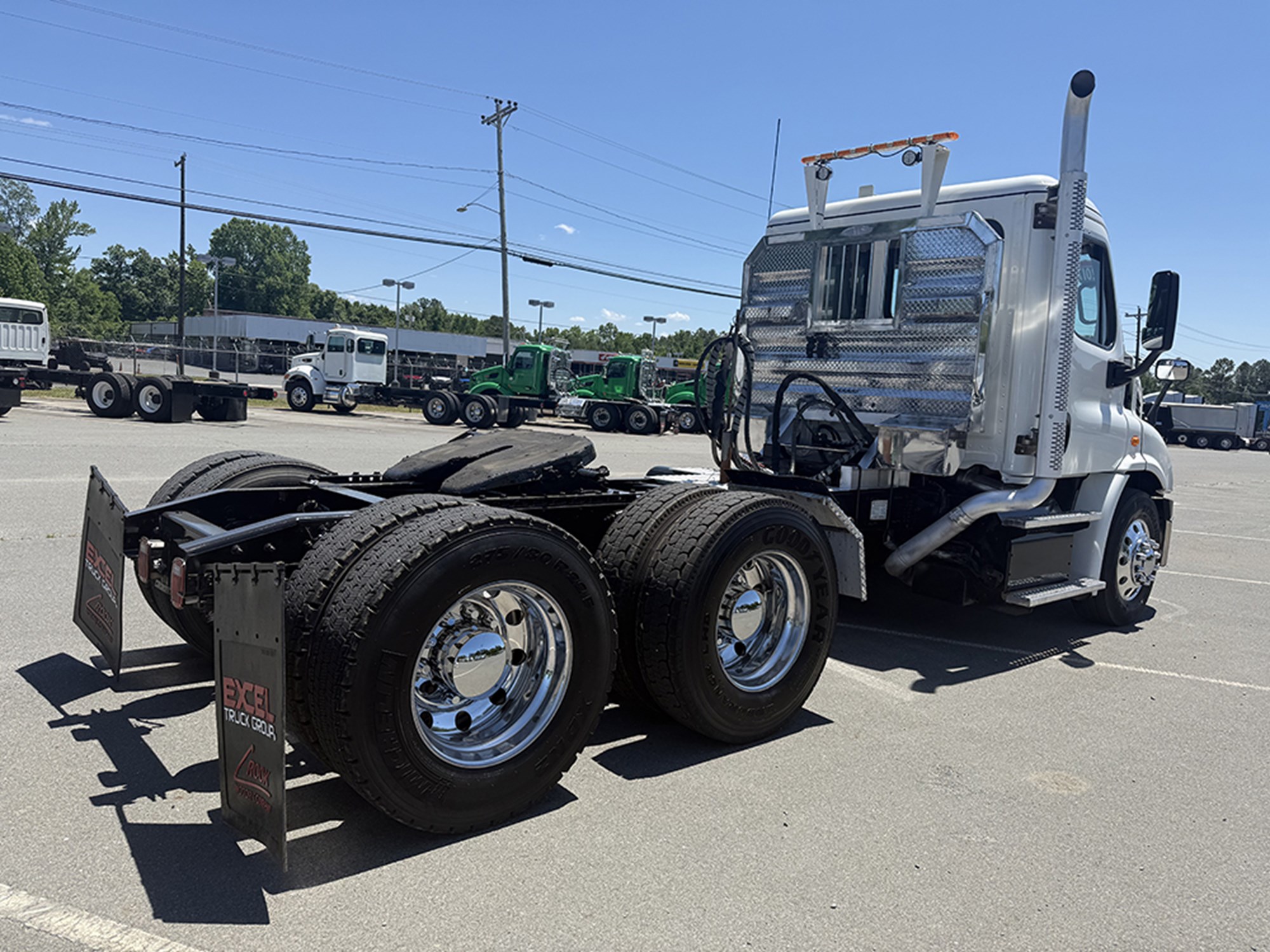 2017 Freightliner Cascadia 113 - image 4 of 6