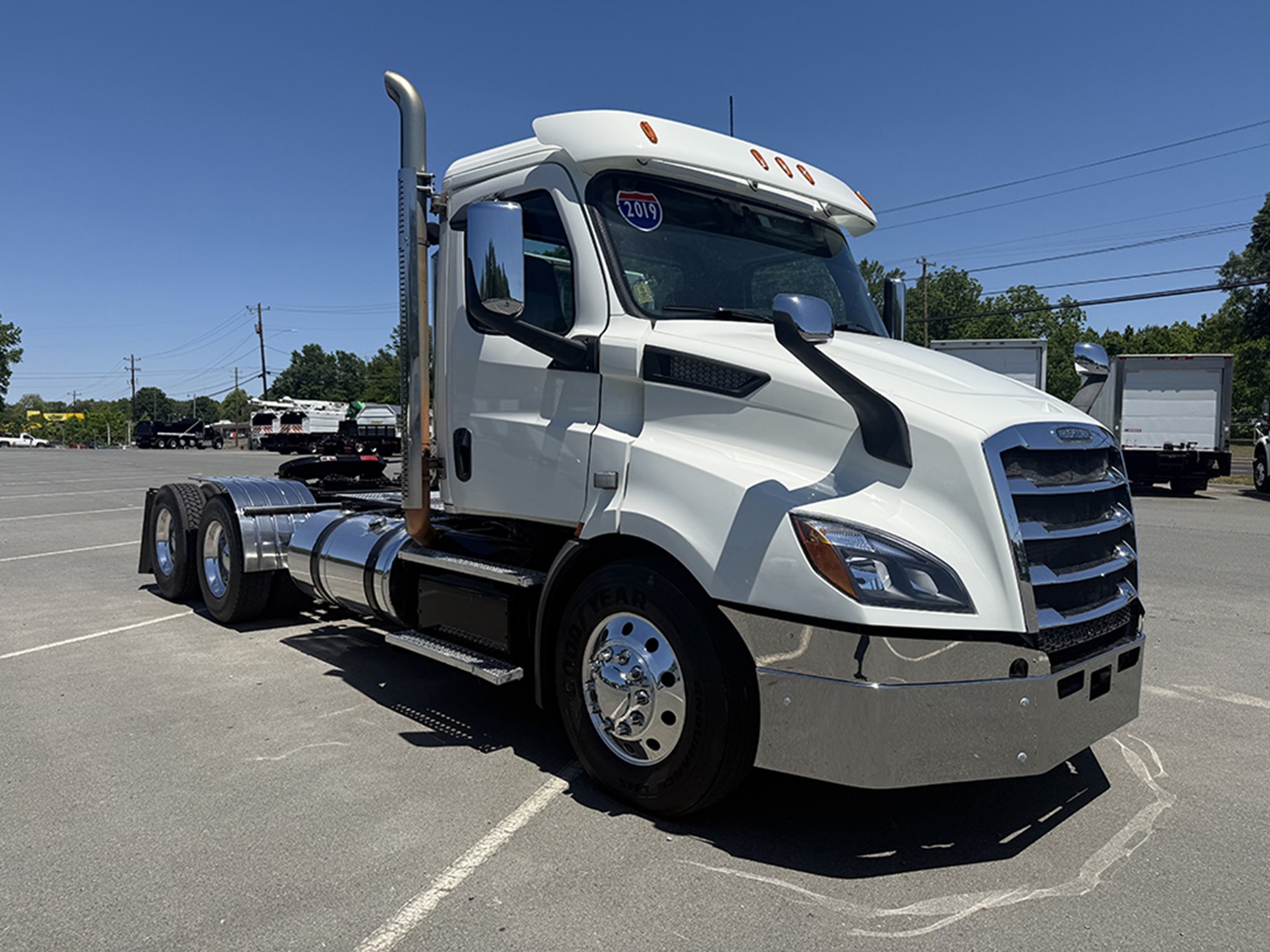 2019 Freightliner Cascadia 116 - image 2 of 6