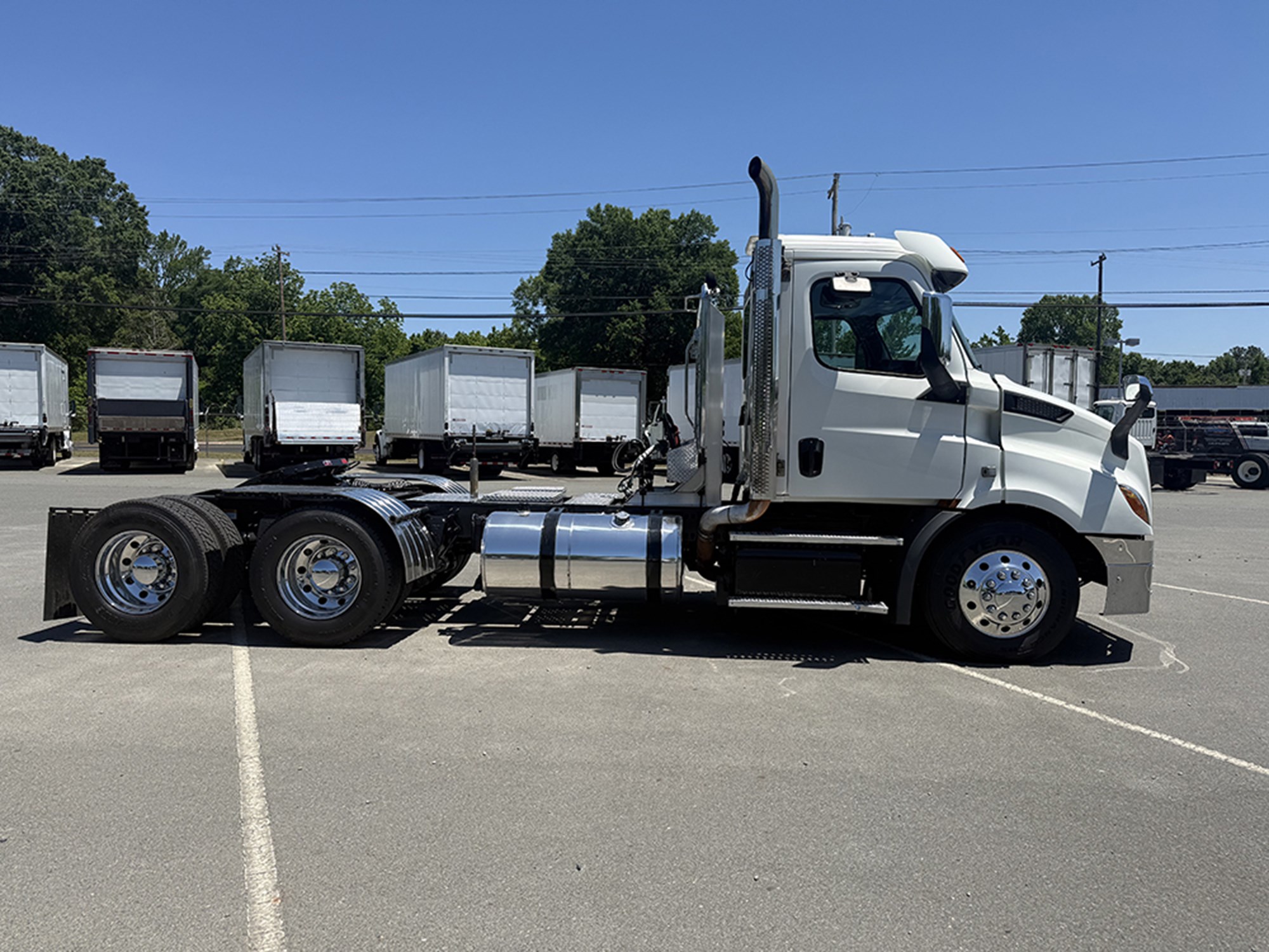2019 Freightliner Cascadia 116 - image 3 of 6