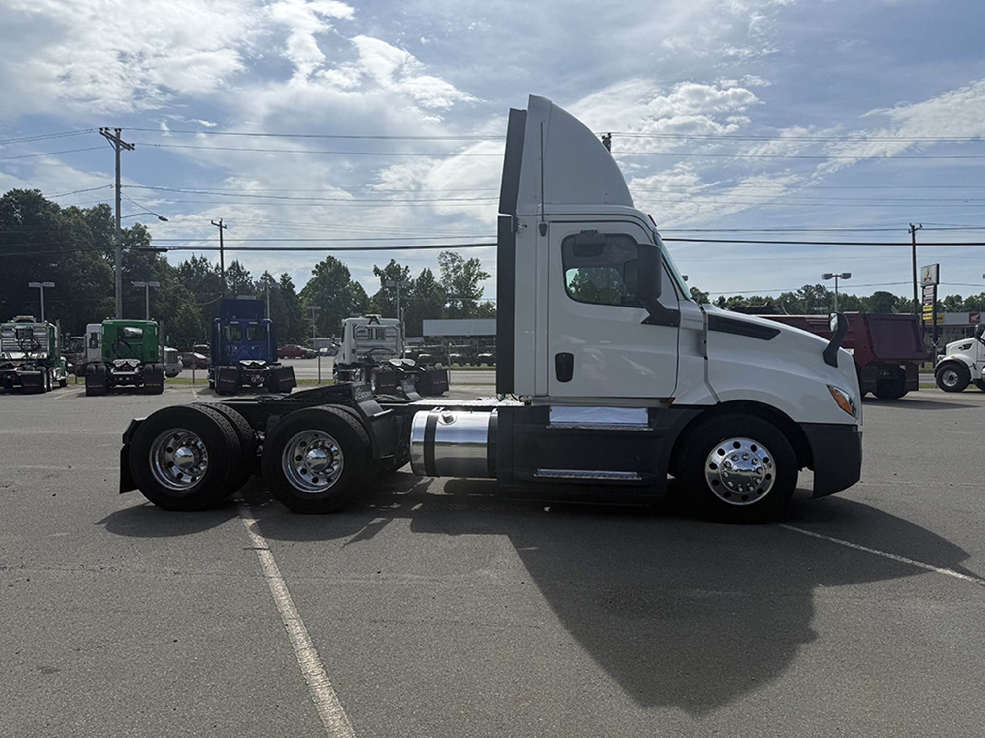 2020 Freightliner Cascadia 126 2020 Freightliner Cascadia 126 - image 3 of 6