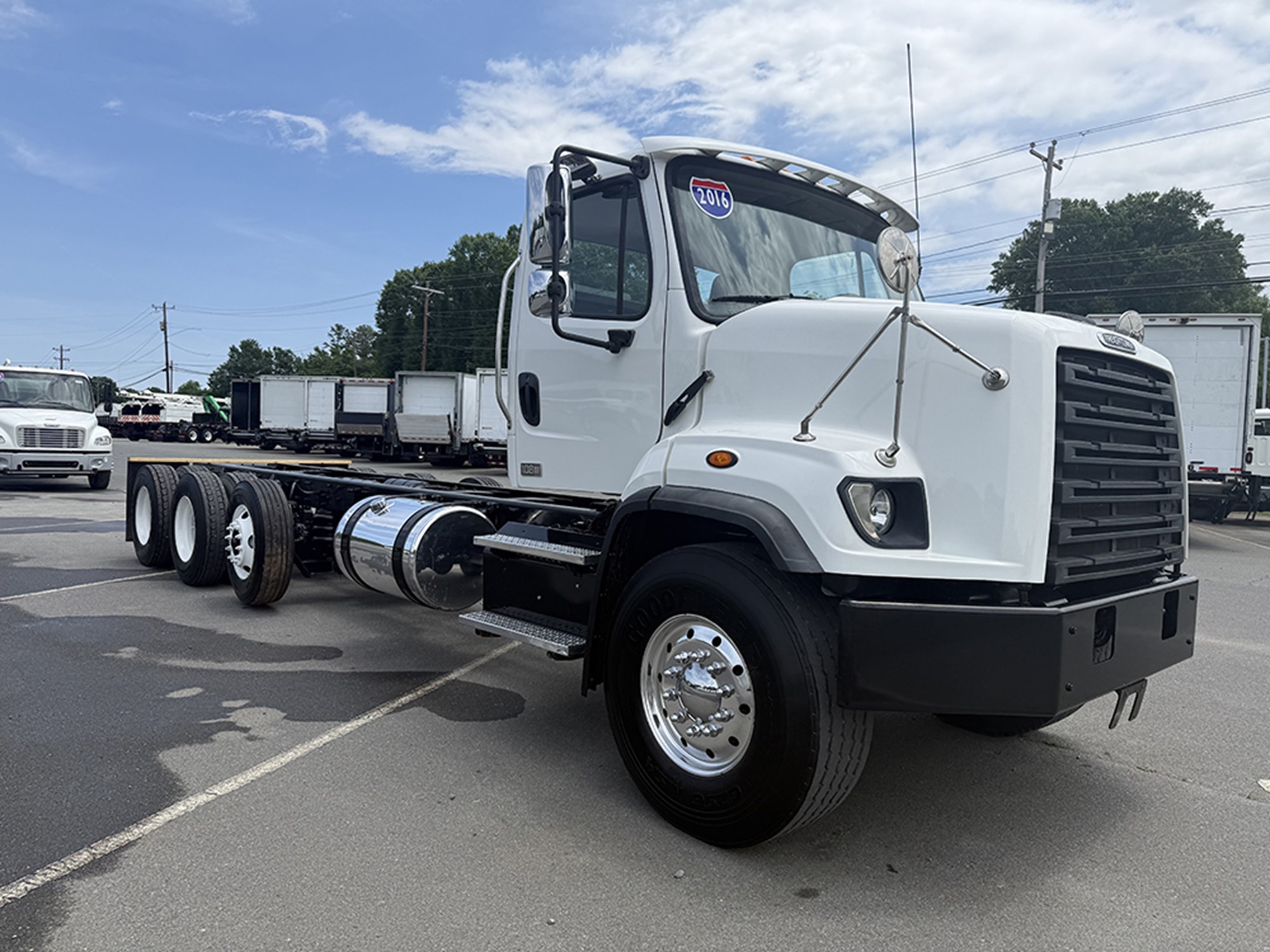 2016 Freightliner 108SD 2016 Freightliner 108SD - image 2 of 6