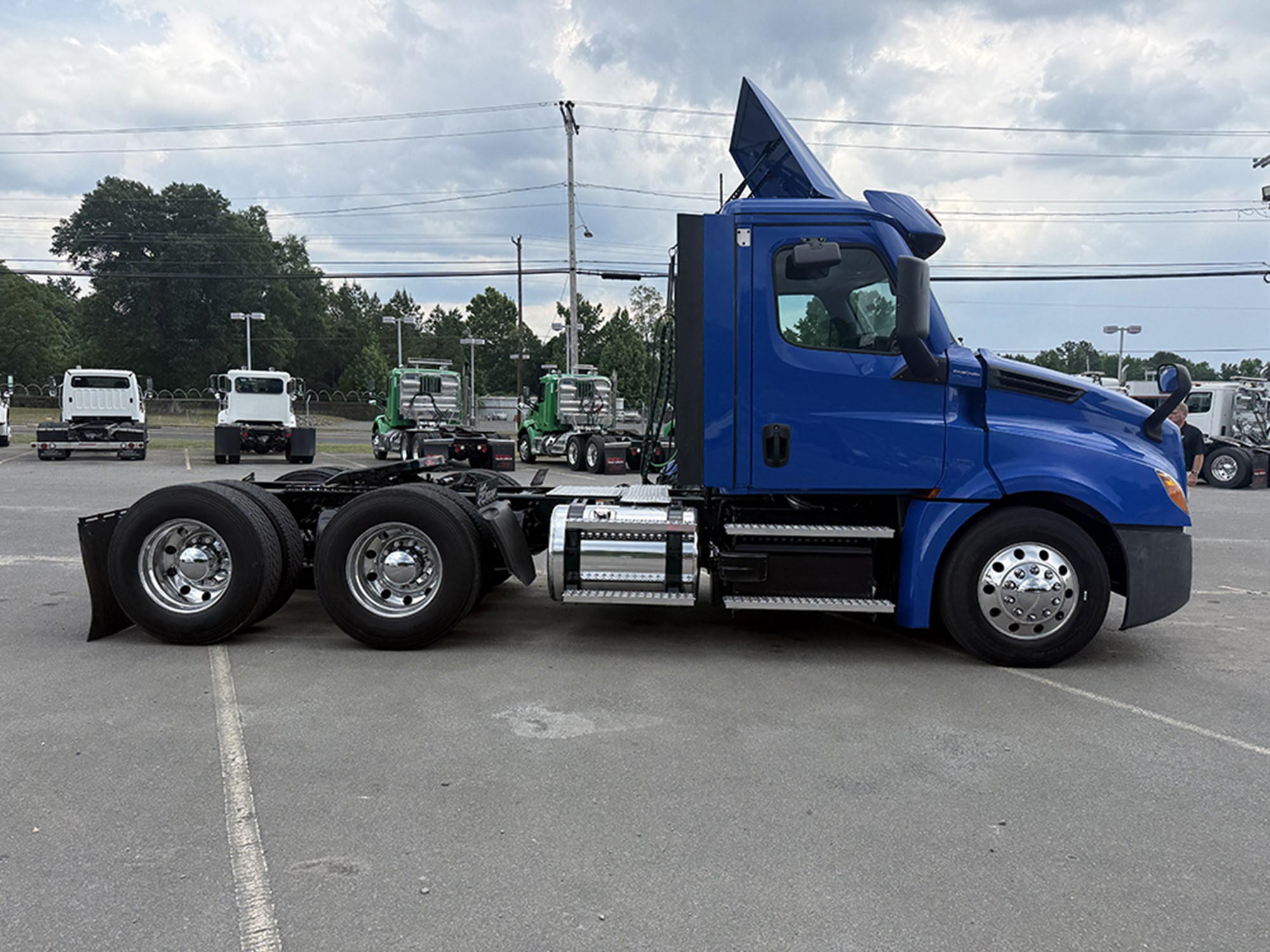 2020 Freightliner Cascadia 126 2020 Freightliner Cascadia 126 - image 3 of 6