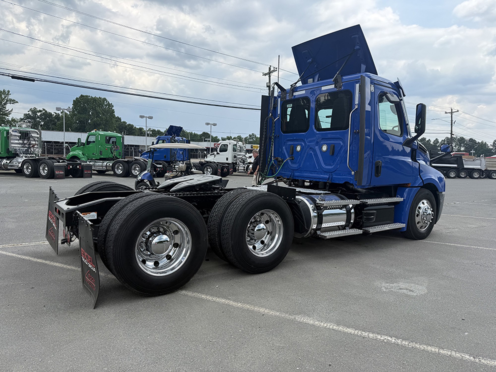 2020 Freightliner Cascadia 126 2020 Freightliner Cascadia 126 - image 4 of 6