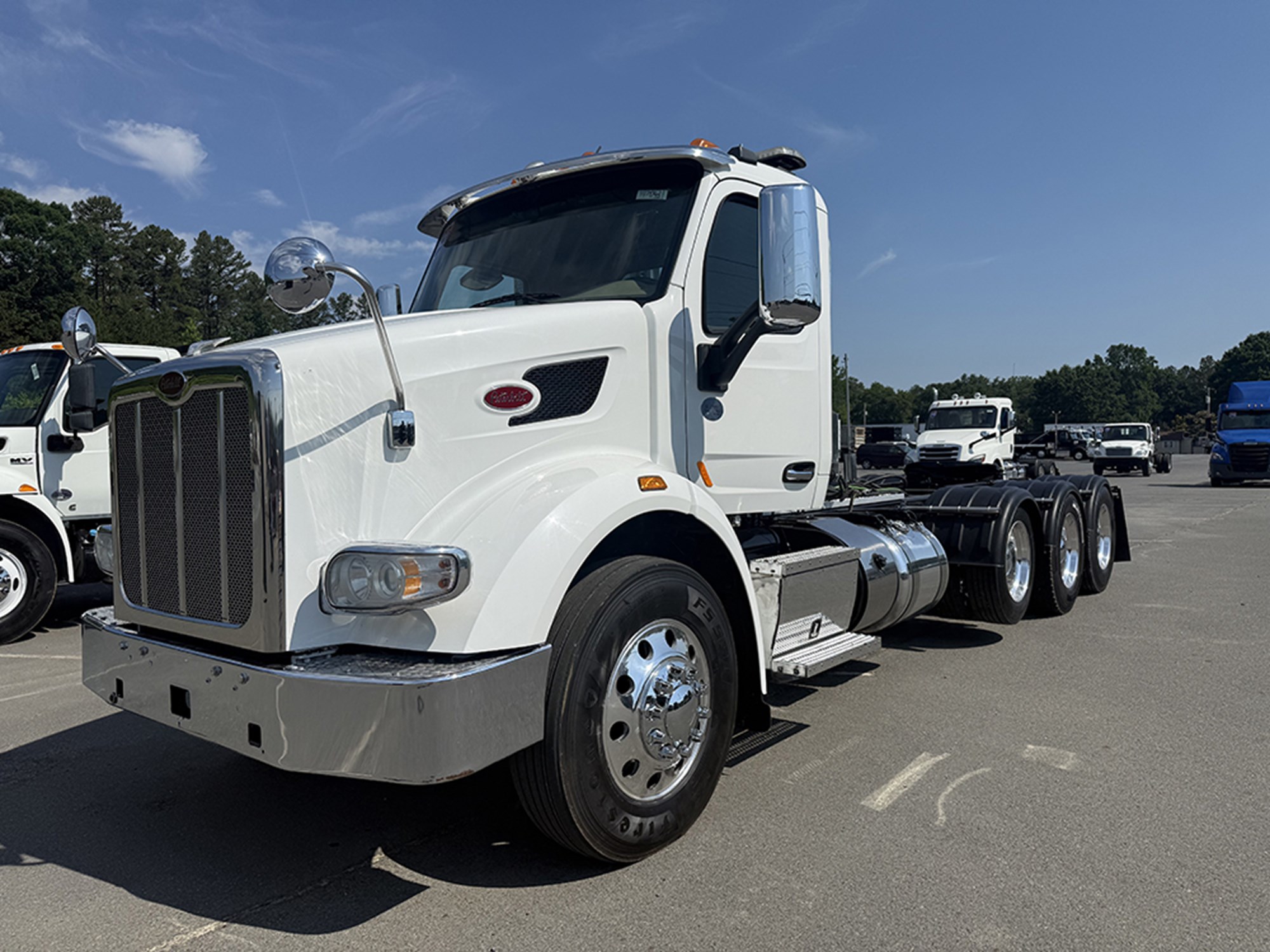 2020 Peterbilt 567 - image 1 of 6
