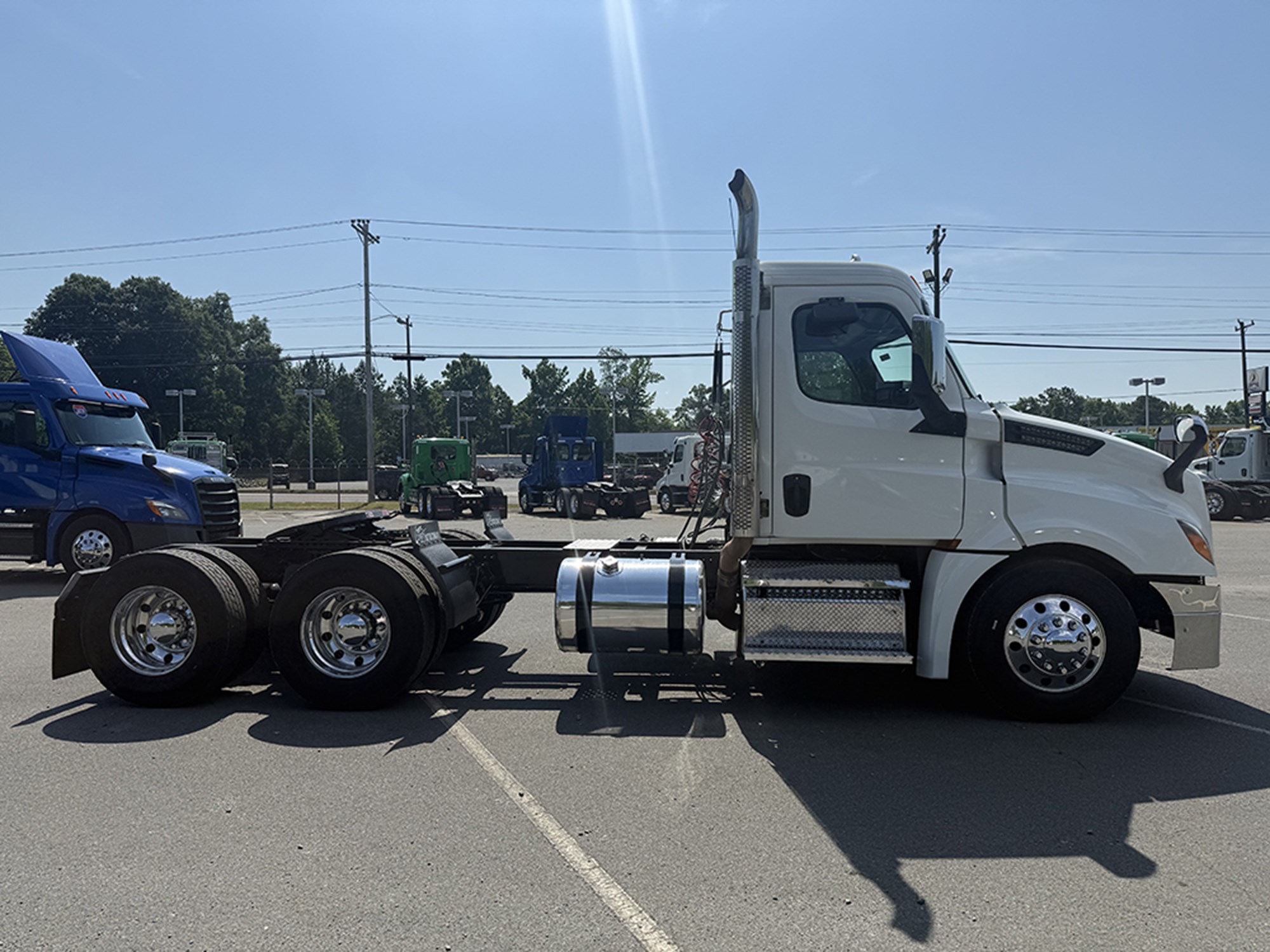 2020 Freightliner Cascadia 126 - image 3 of 6