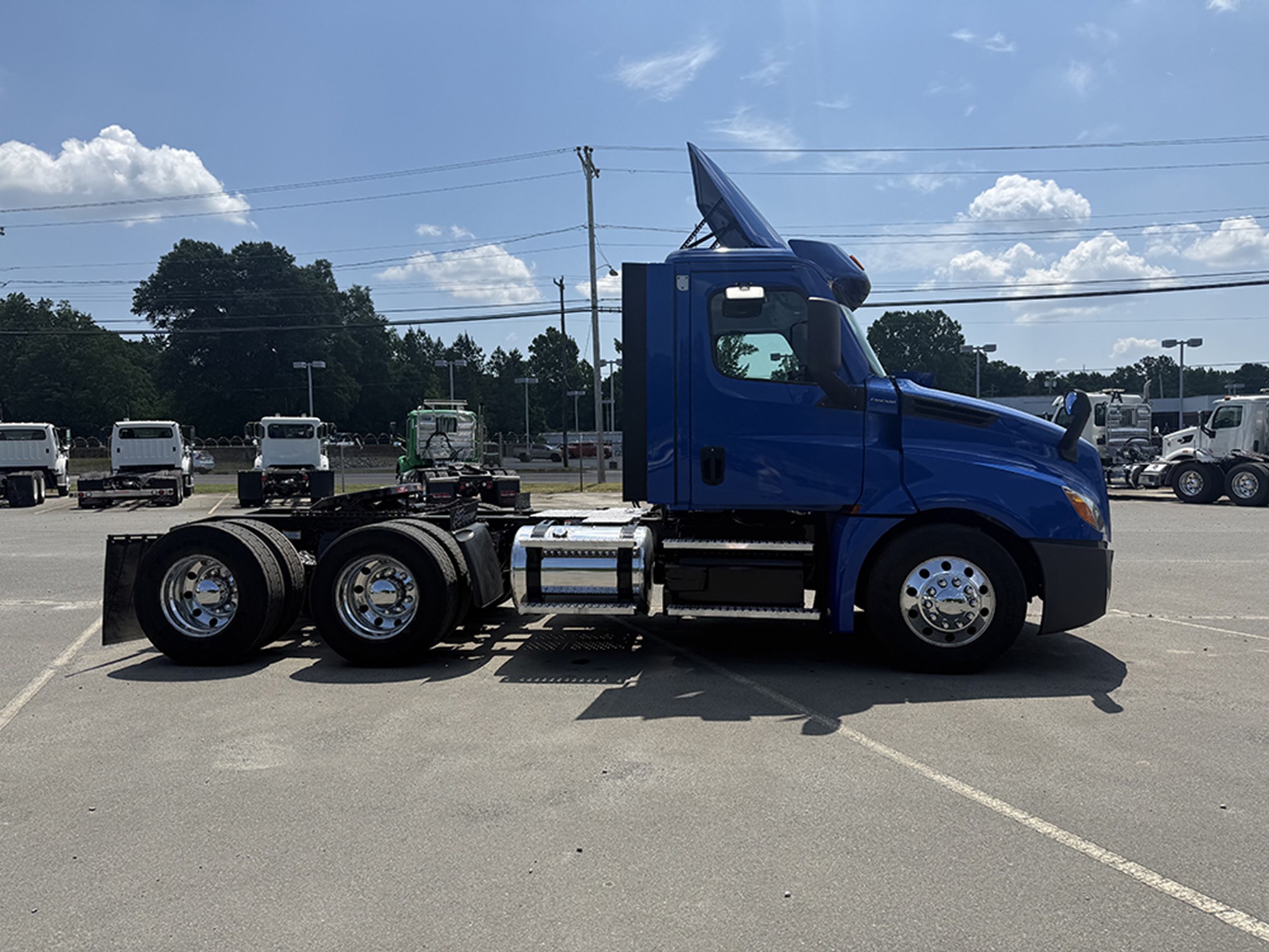 2020 Freightliner Cascadia 126 - image 3 of 6