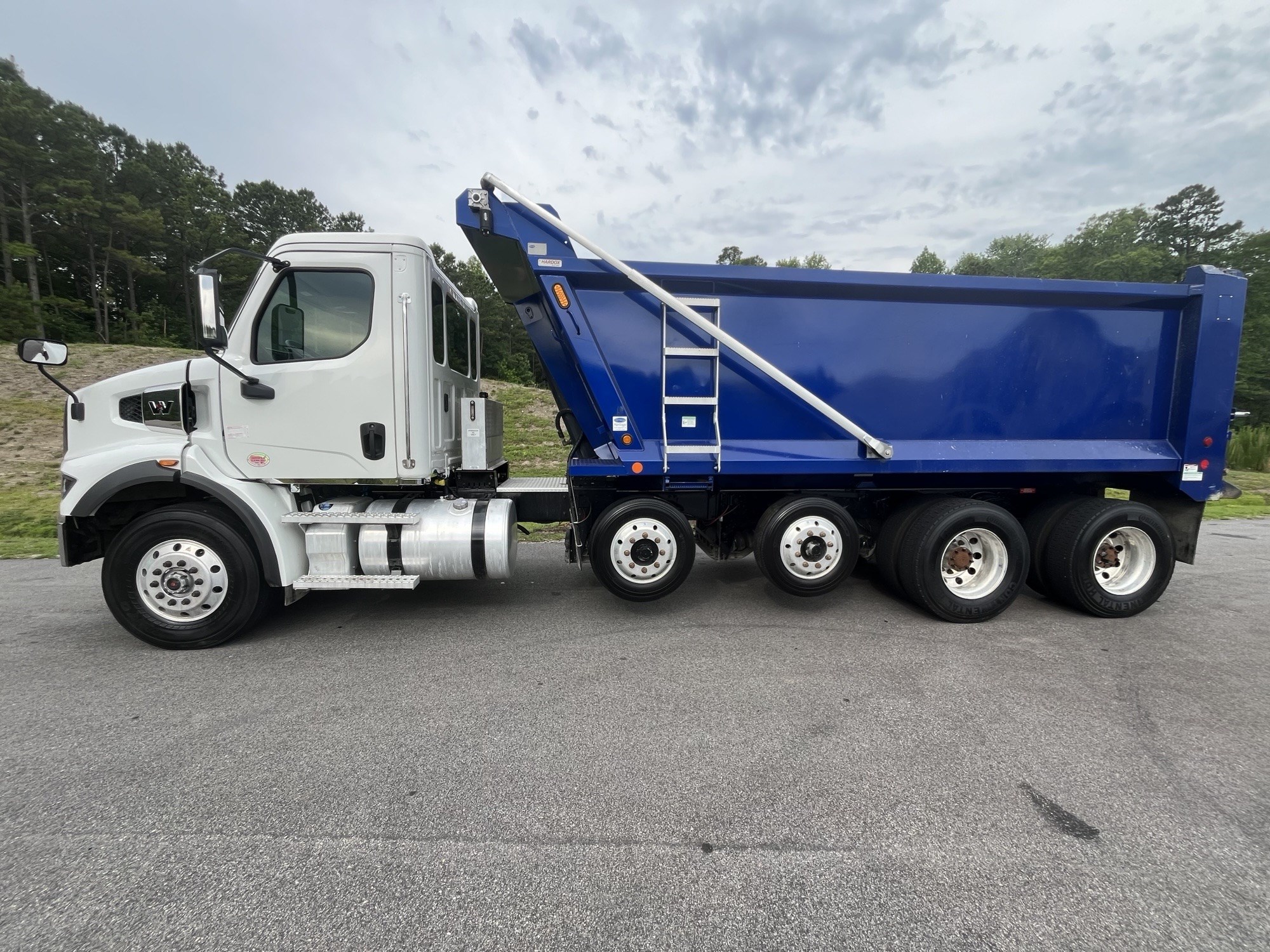 2025 Western Star 47X 2025 Western Star 47X - image 2 of 6