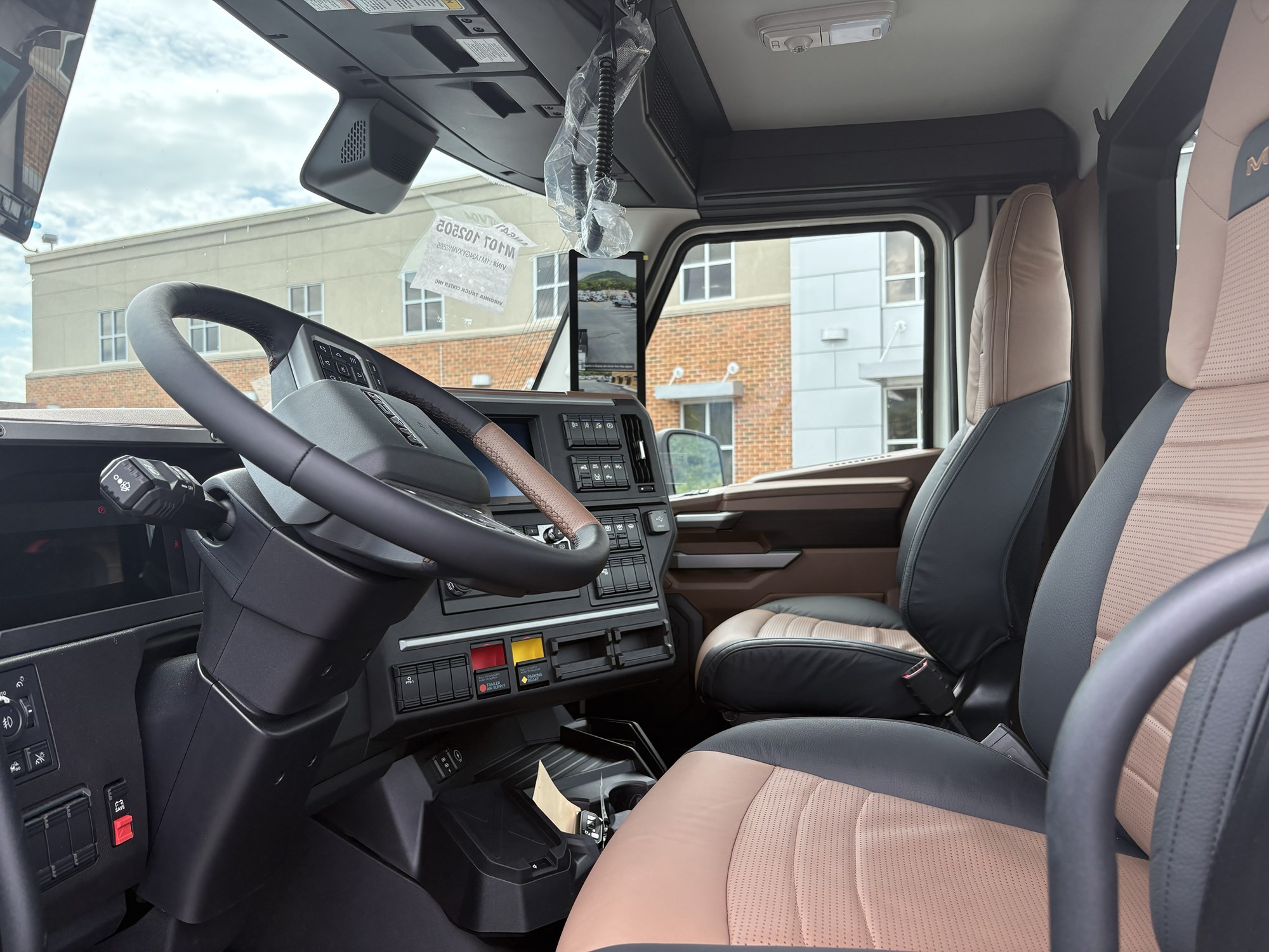 2027 Mack Anthem - image 5 of 6