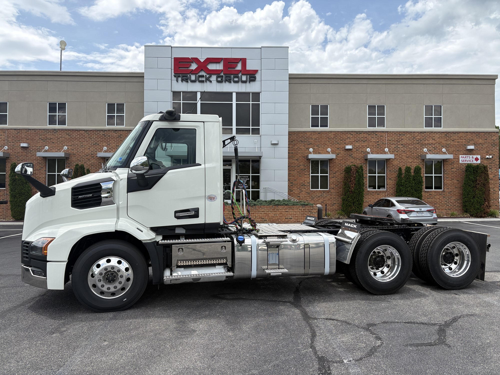 2027 Mack Anthem - image 1 of 6