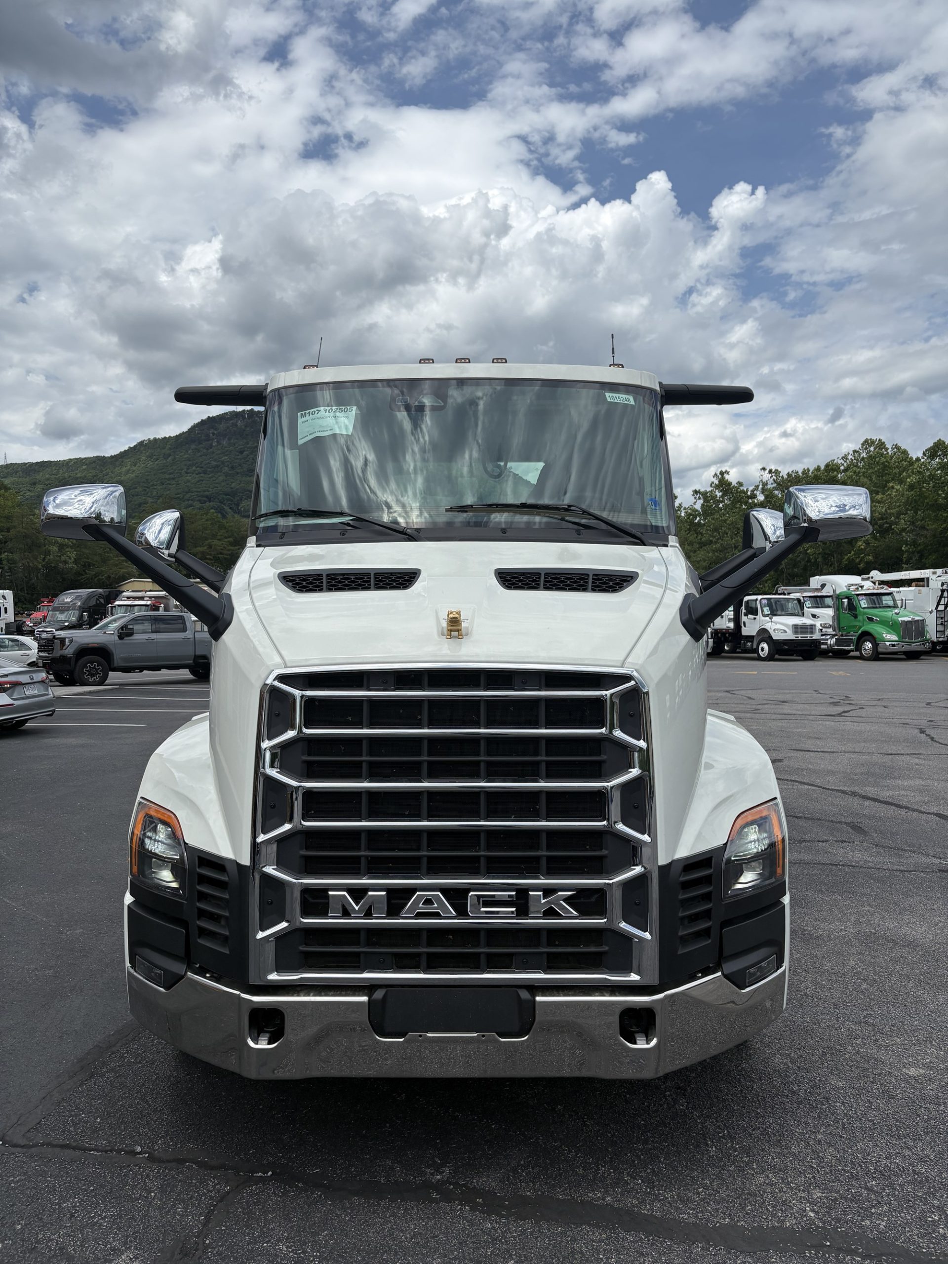 2027 Mack Anthem - image 2 of 6