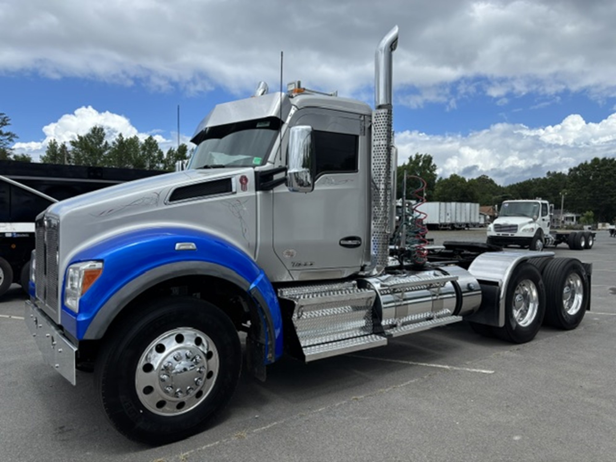 2022 Kenworth T880 2022 Kenworth T880 - image 1 of 6