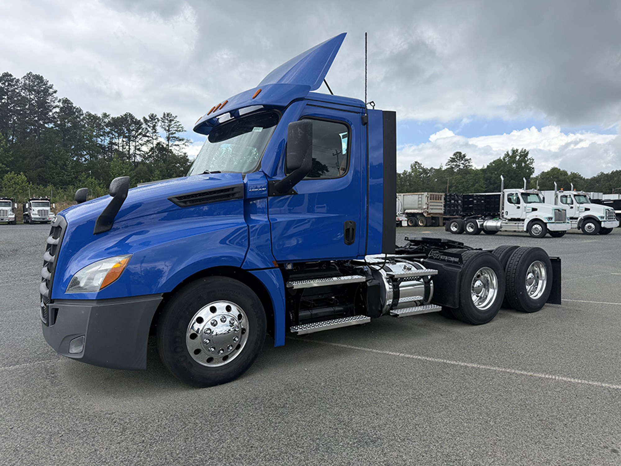 2020 Freightliner Cascadia 126 2020 Freightliner Cascadia 126 - image 1 of 6
