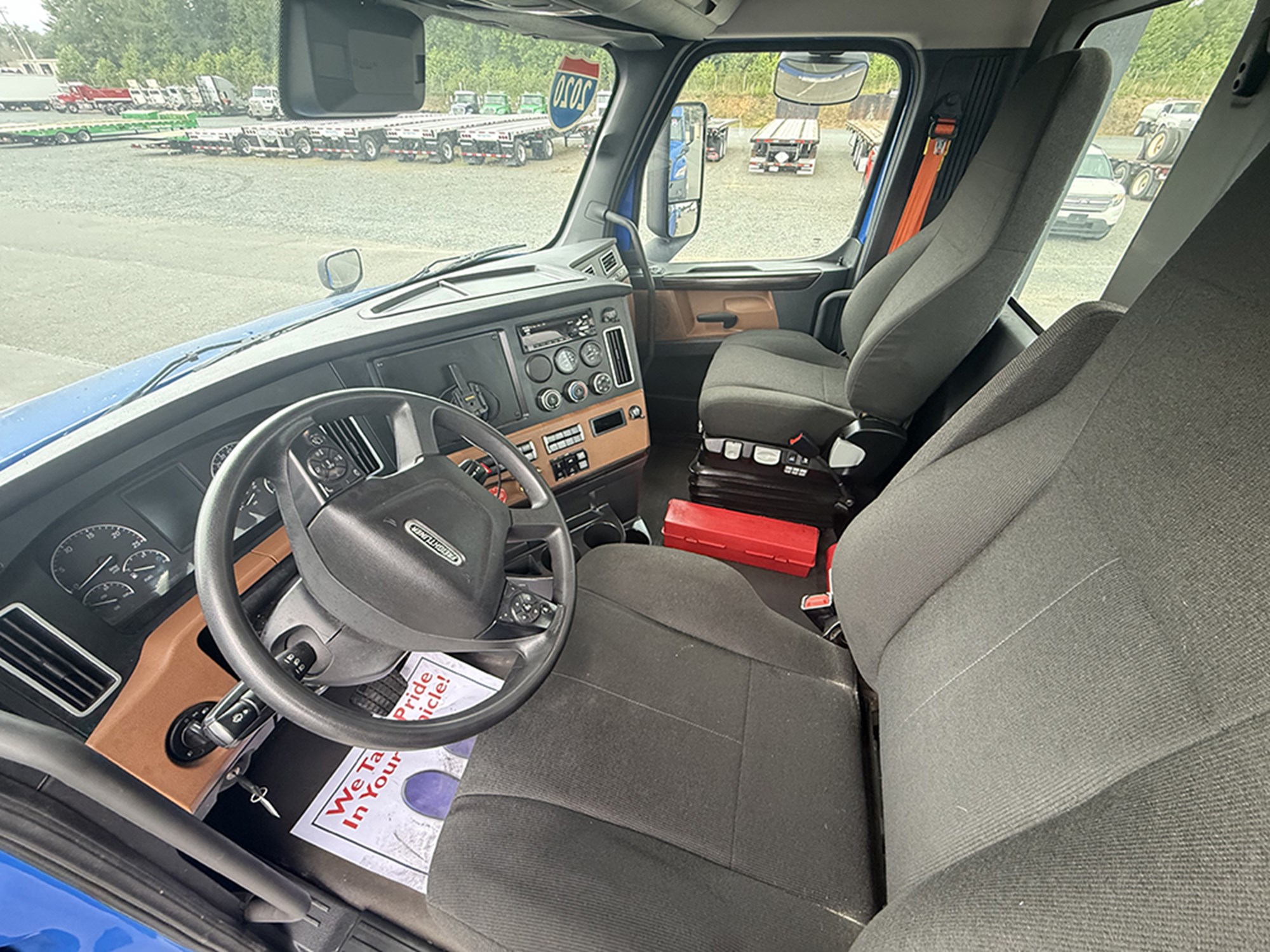 2020 Freightliner Cascadia 126 2020 Freightliner Cascadia 126 - image 4 of 6