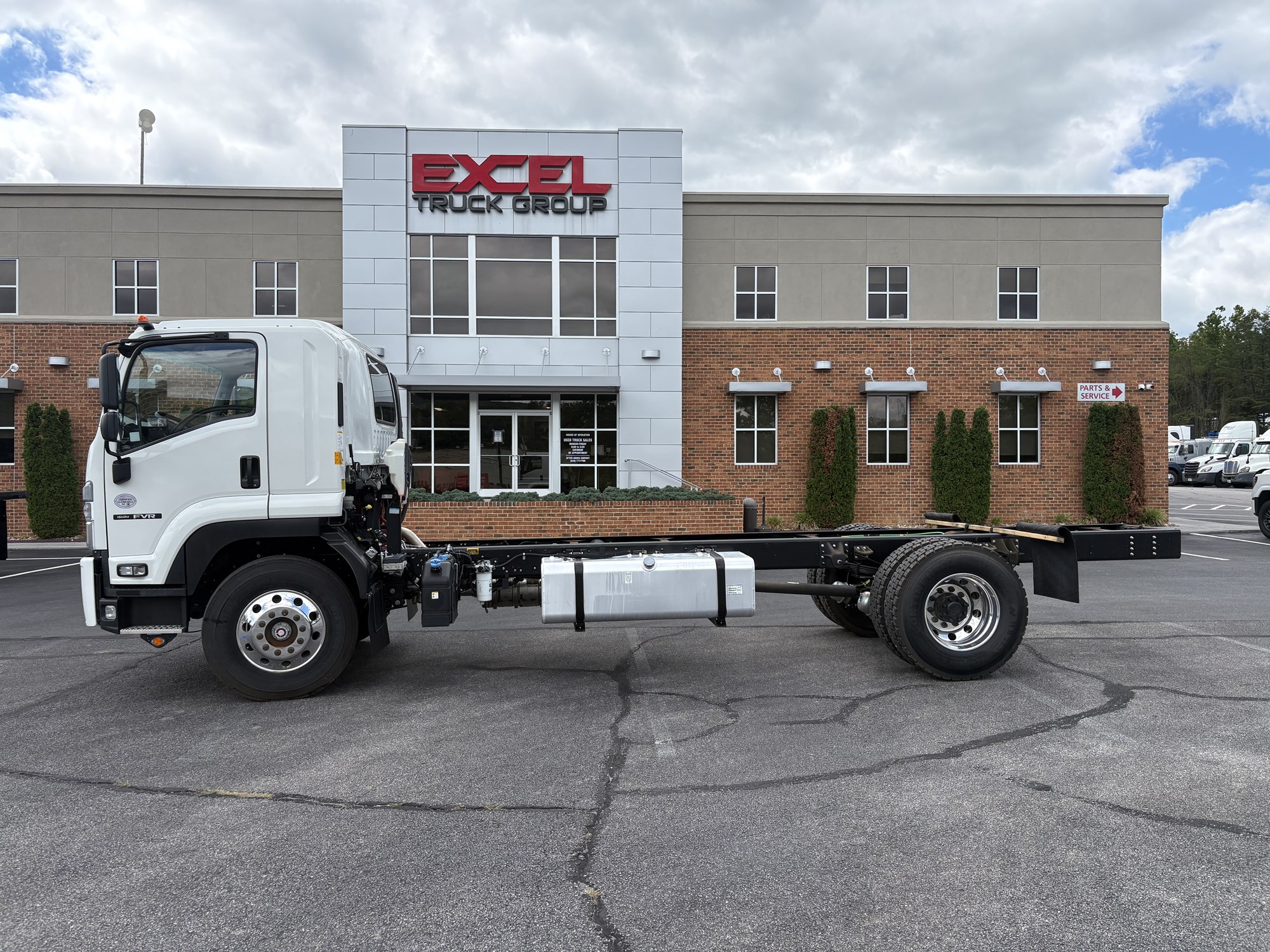 2024 Isuzu FVR - image 1 of 5