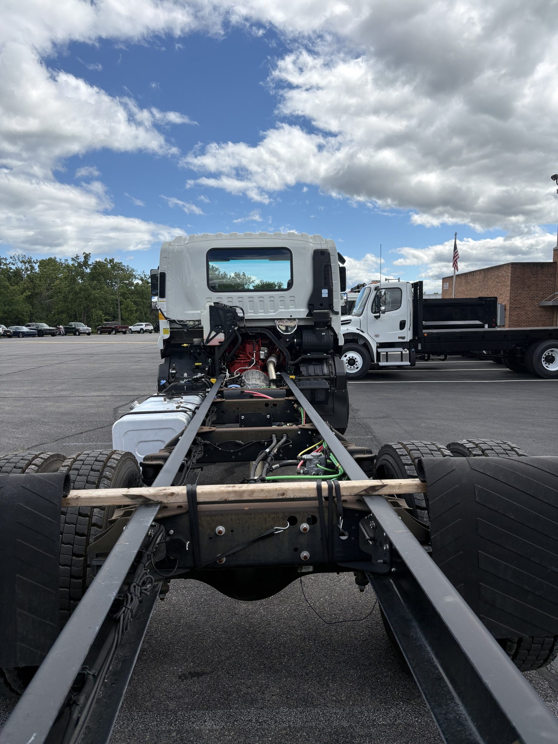 2024 Isuzu FTR - image 3 of 5