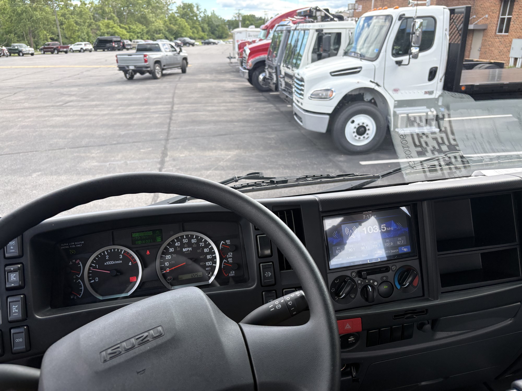 2024 Isuzu FTR - image 5 of 5