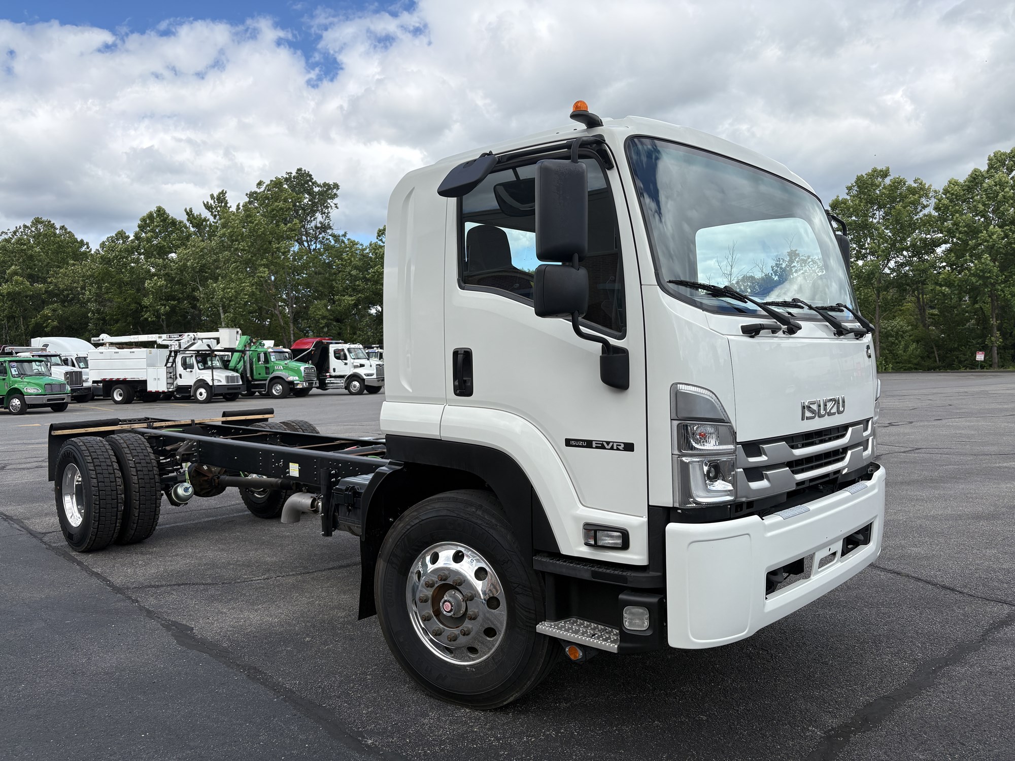 2024 Isuzu FTR - image 3 of 5