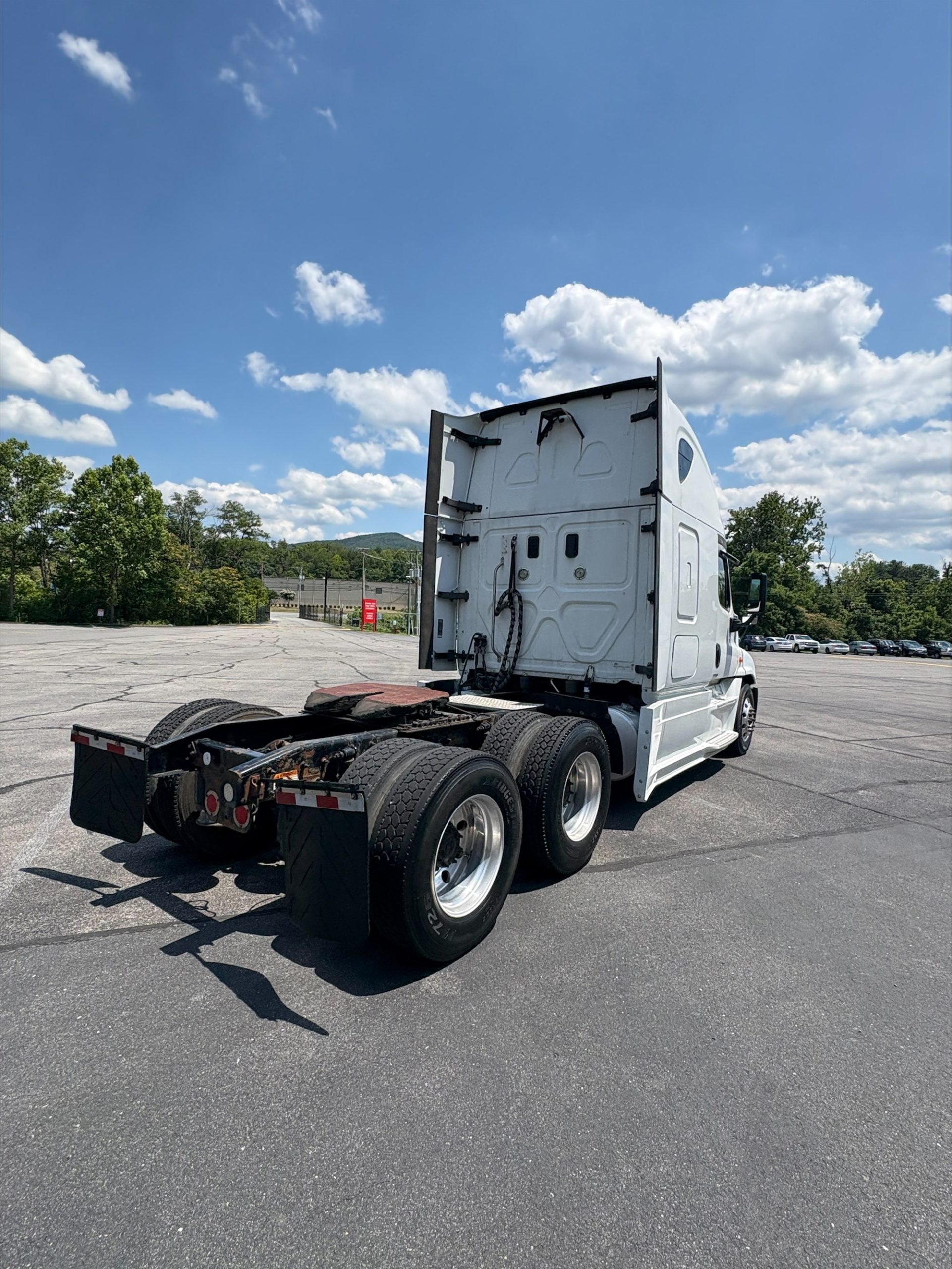 2016 Freightliner Cascadia 125 2016 Freightliner Cascadia 125 - image 4 of 6