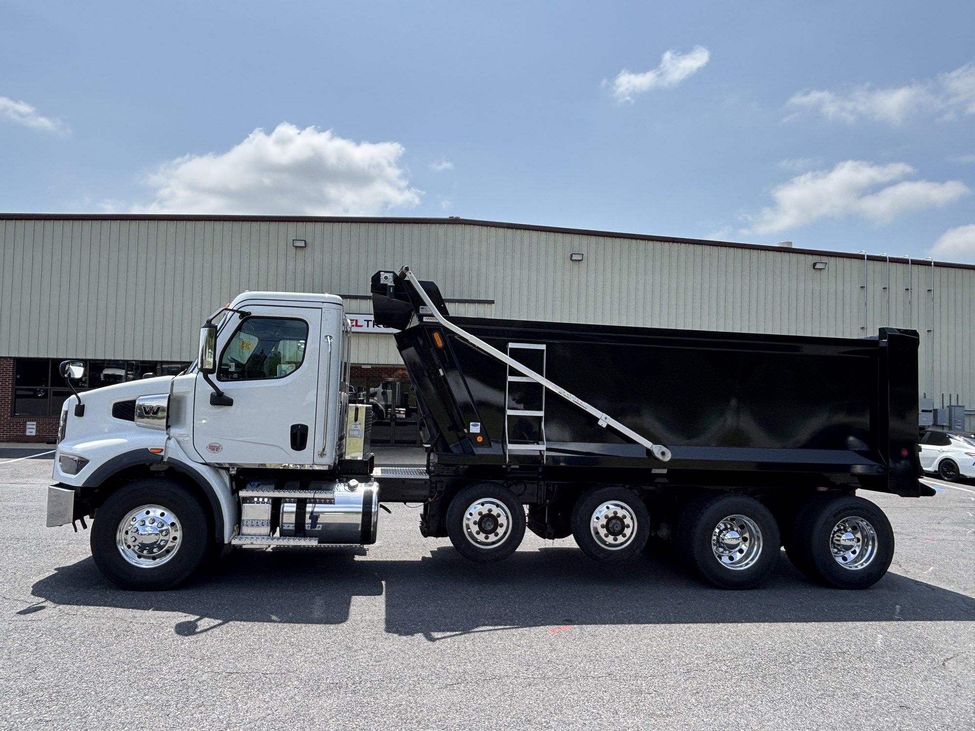 2025 Western Star 47X 2025 Western Star 47X - image 2 of 6