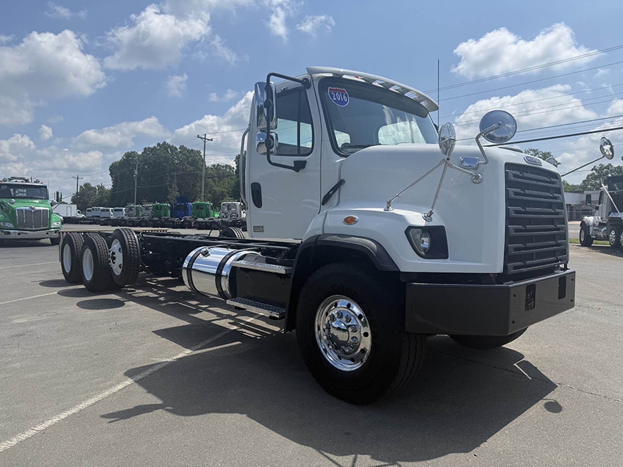 2016 Freightliner 108SD 2016 Freightliner 108SD - image 2 of 6