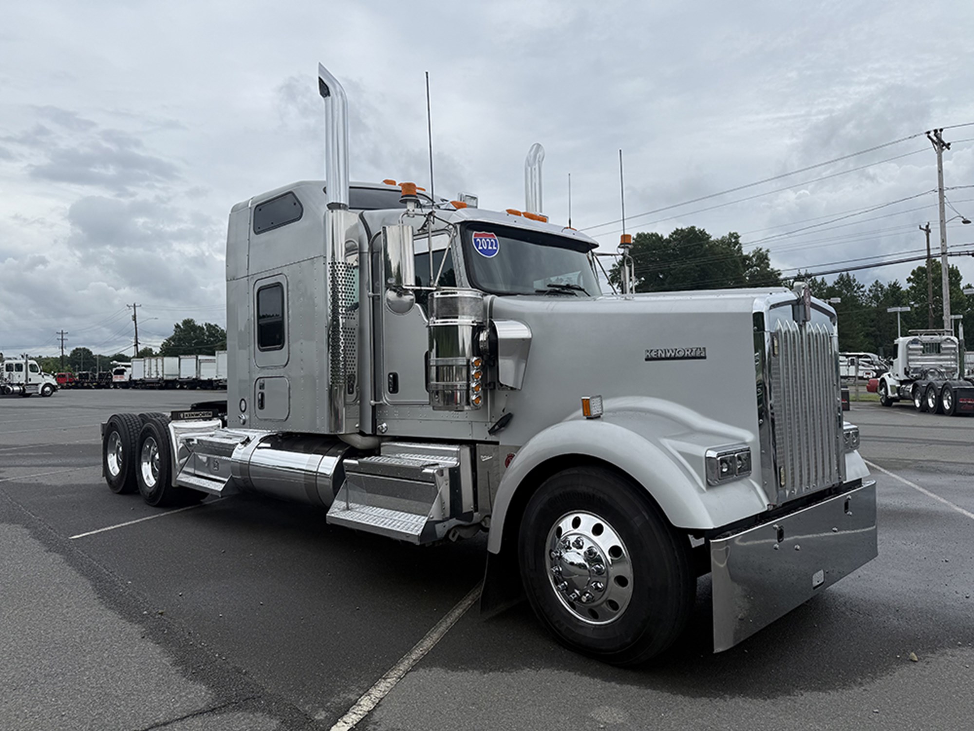 2022 Kenworth W9 Series 2022 Kenworth W9 Series - image 2 of 6