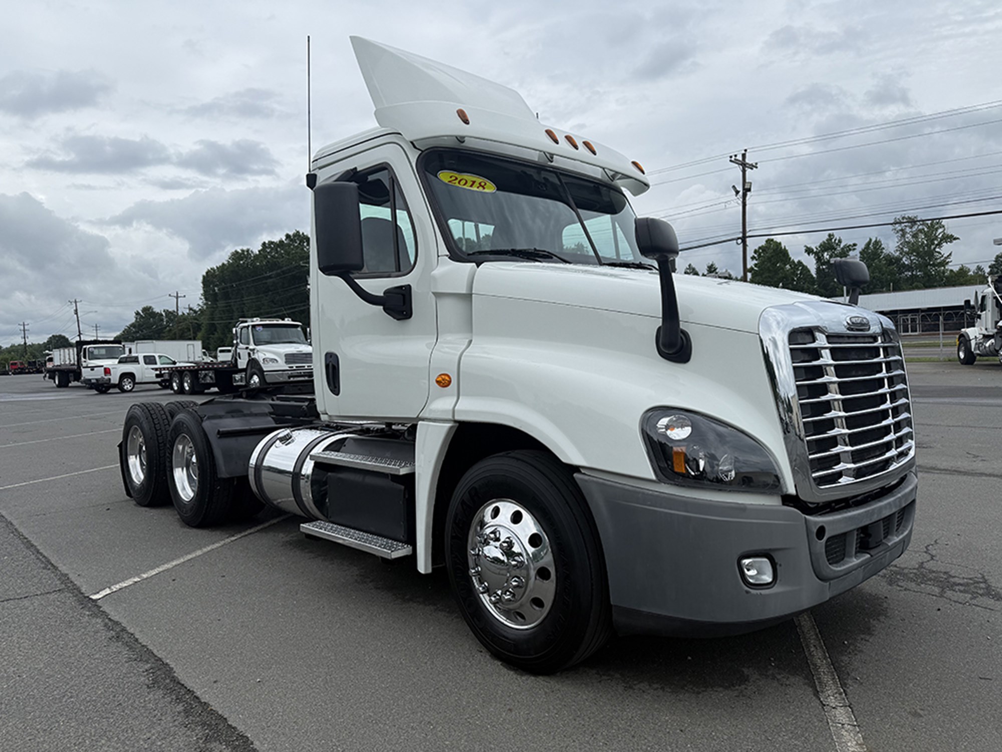 2018 Freightliner Cascadia 125 2018 Freightliner Cascadia 125 - image 2 of 6