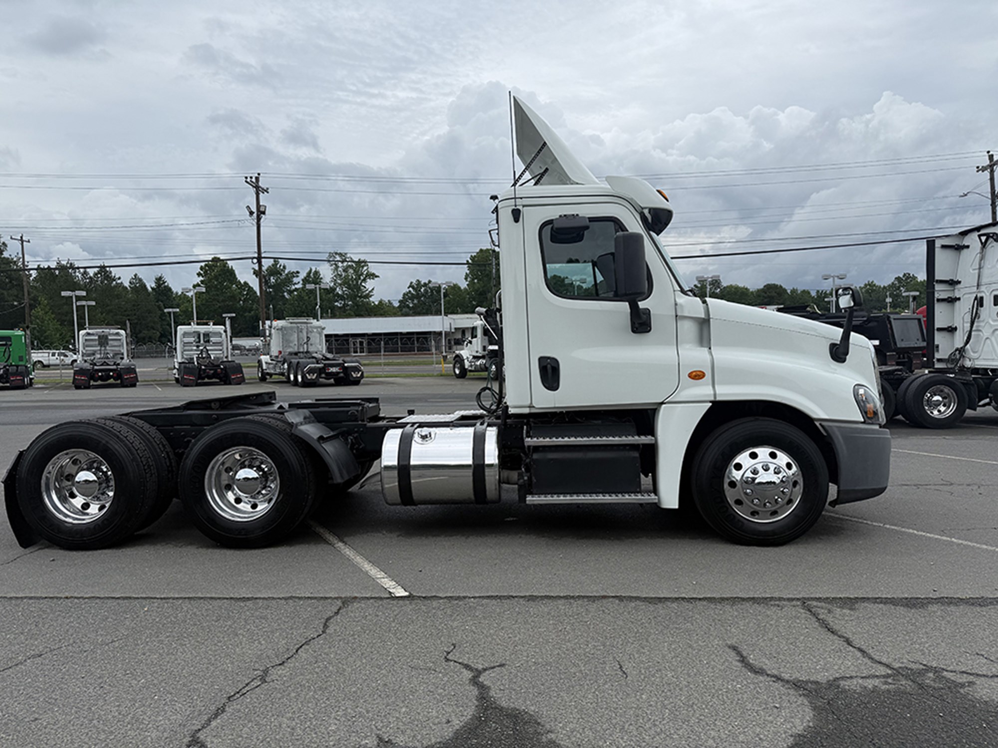 2018 Freightliner Cascadia 125 2018 Freightliner Cascadia 125 - image 3 of 6