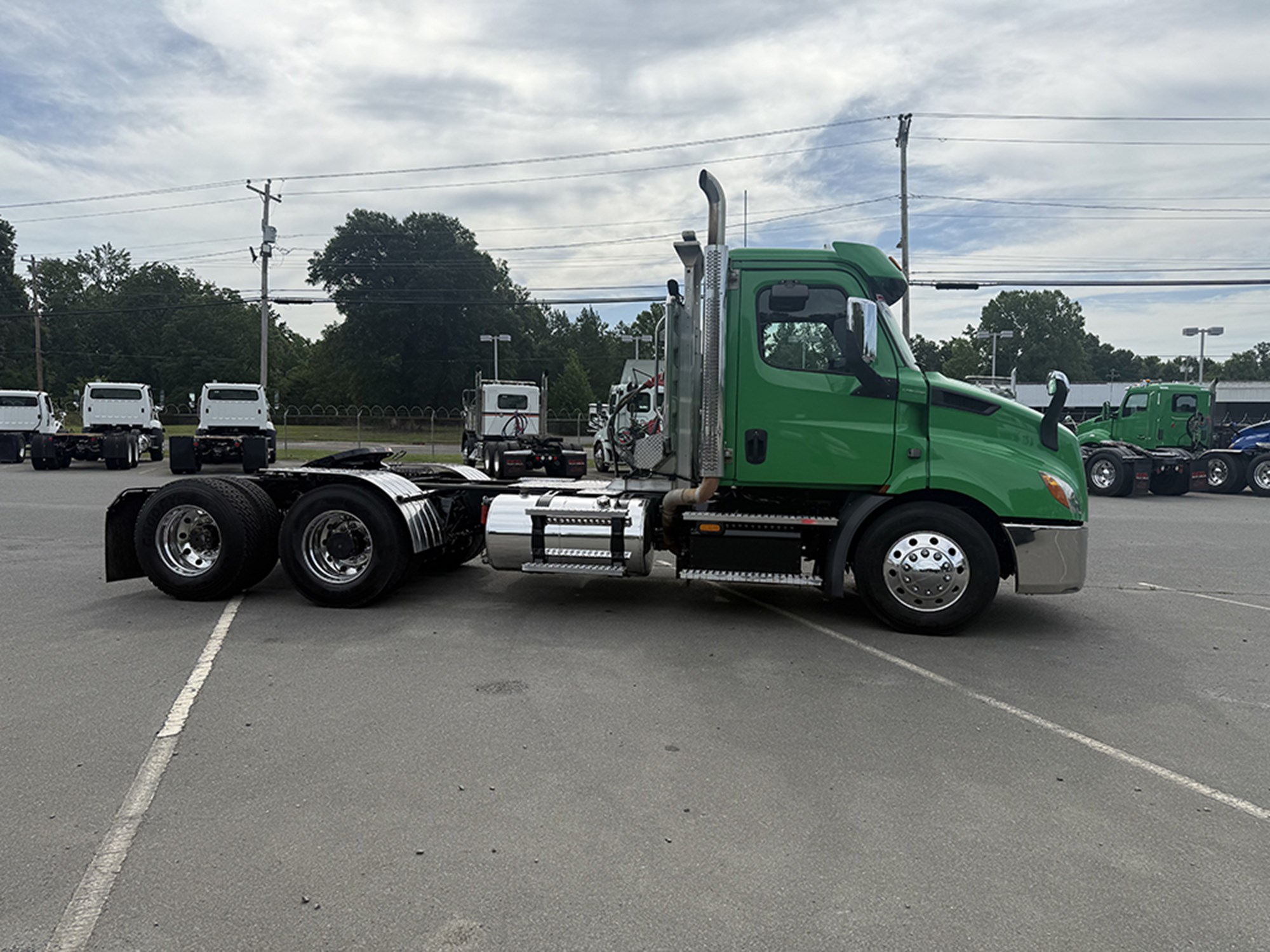 2020 Freightliner Cascadia 116 2020 Freightliner Cascadia 116 - image 3 of 6