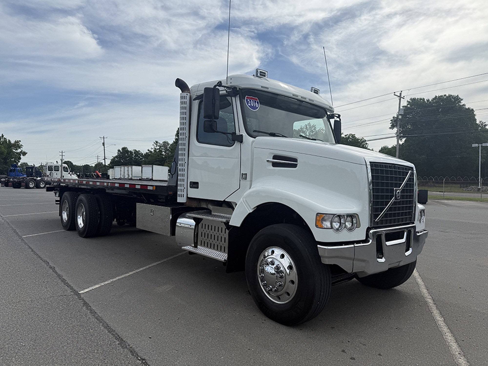2016 Volvo VHD 2016 Volvo VHD - image 2 of 6
