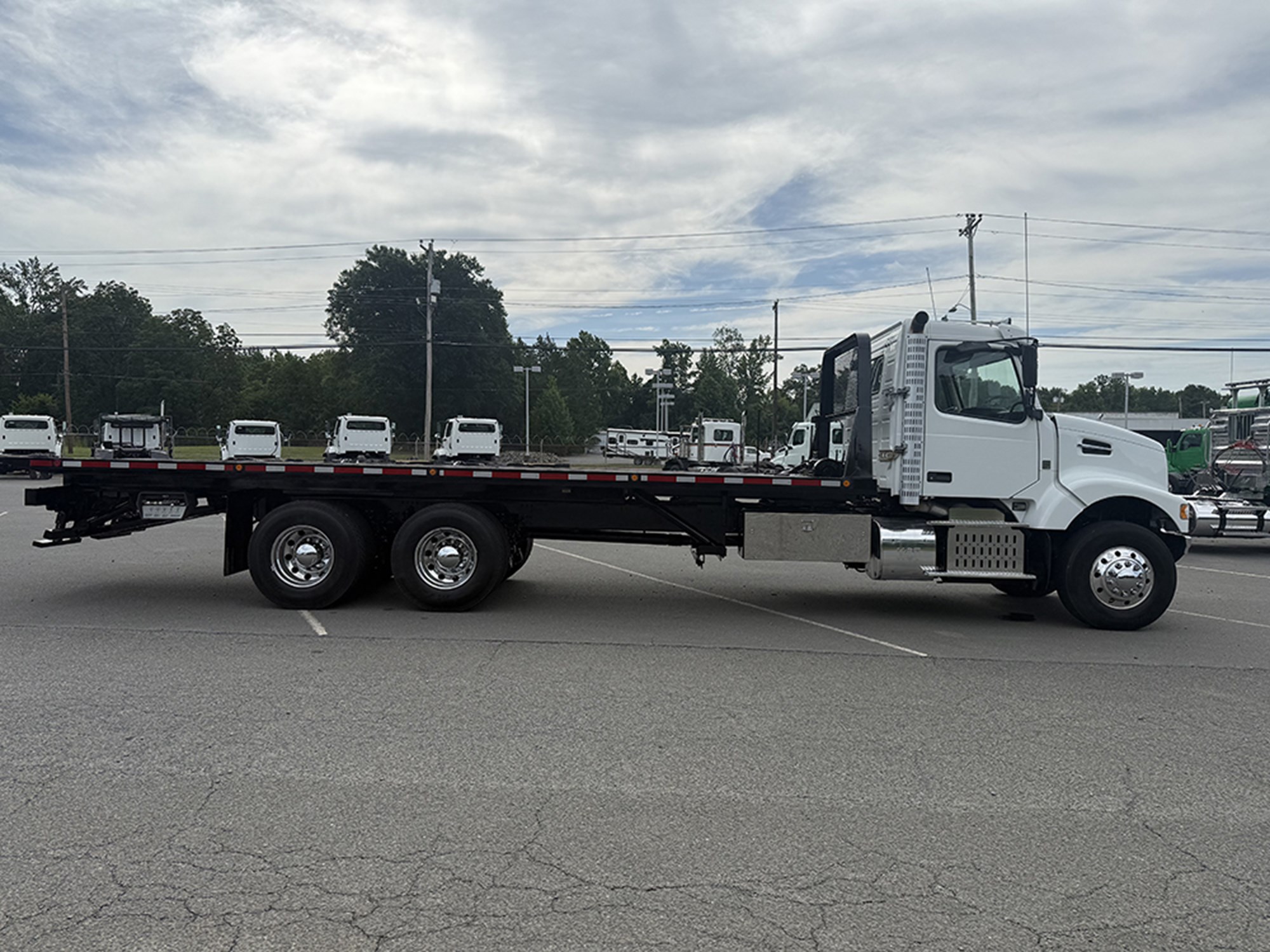 2016 Volvo VHD 2016 Volvo VHD - image 3 of 6