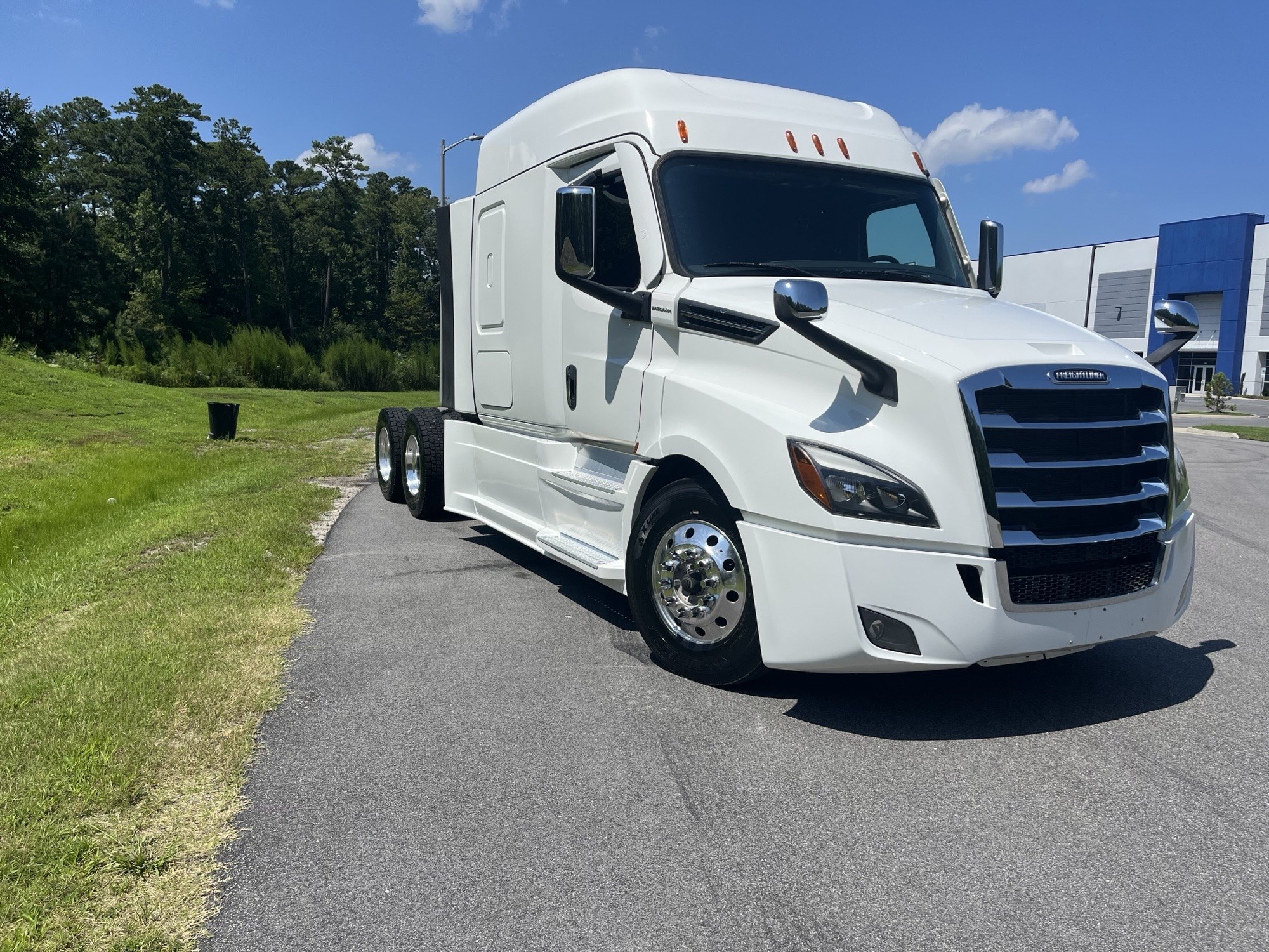 2023 Freightliner CA126 2023 Freightliner CA126 - image 4 of 6