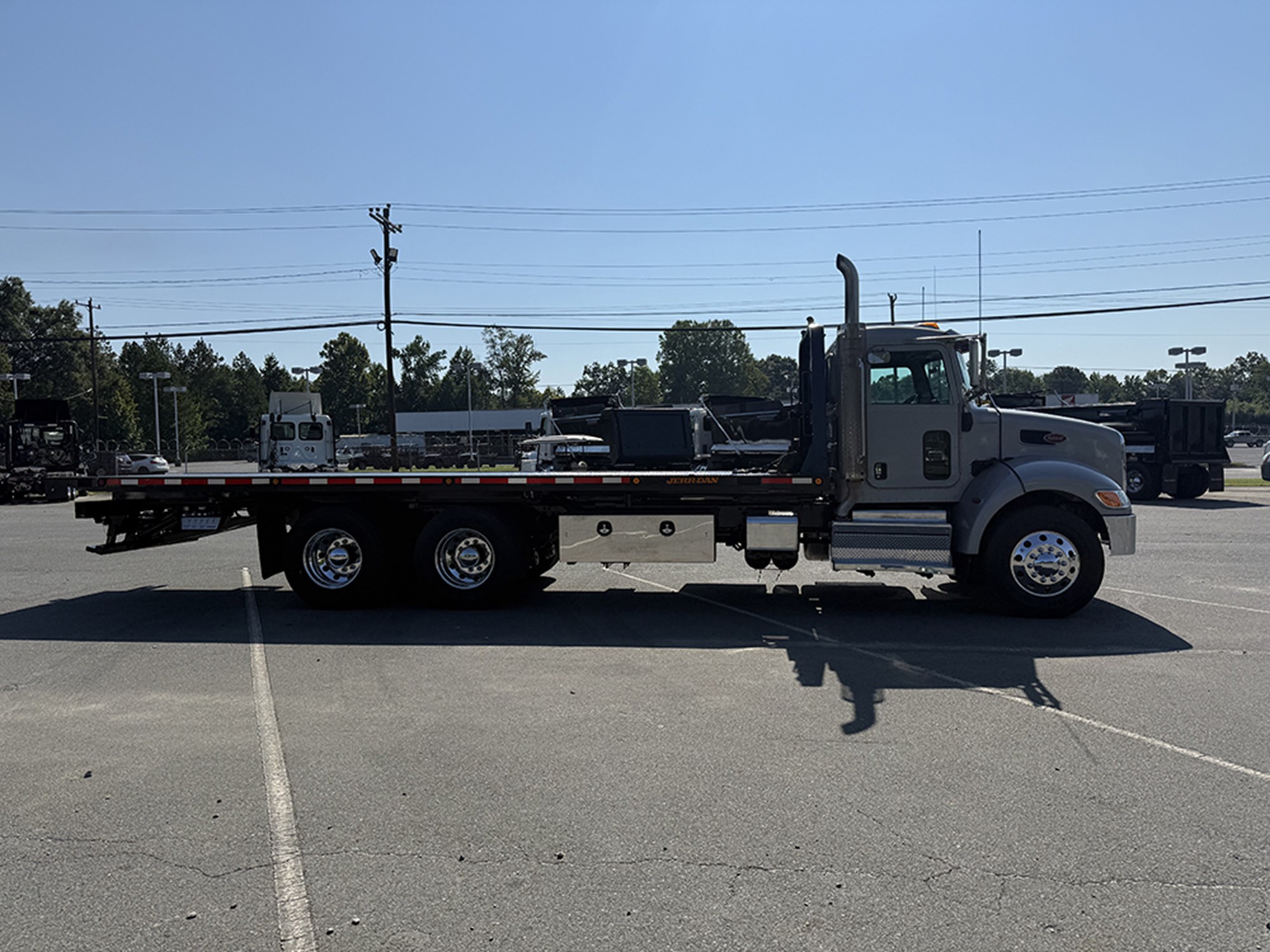 2019 Peterbilt 348 2019 Peterbilt 348 - image 3 of 6