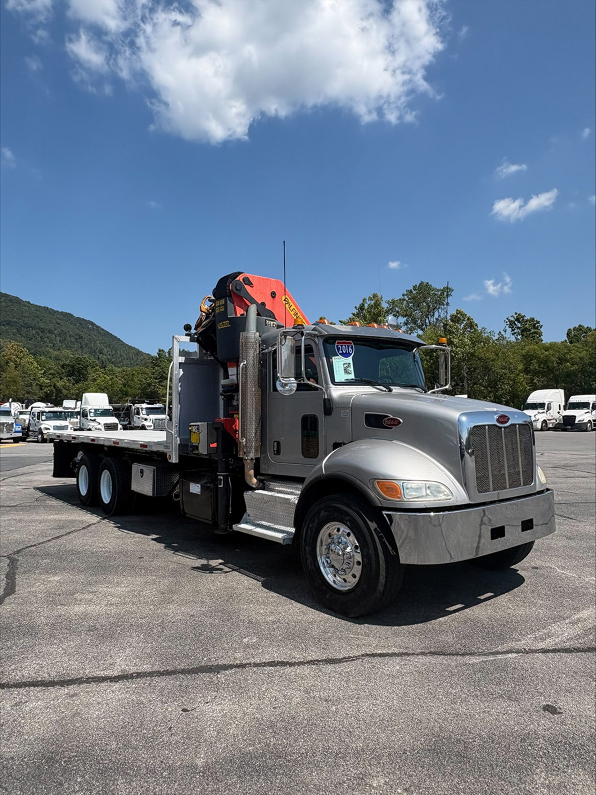 2016 Peterbilt 348 2016 Peterbilt 348 - image 2 of 6