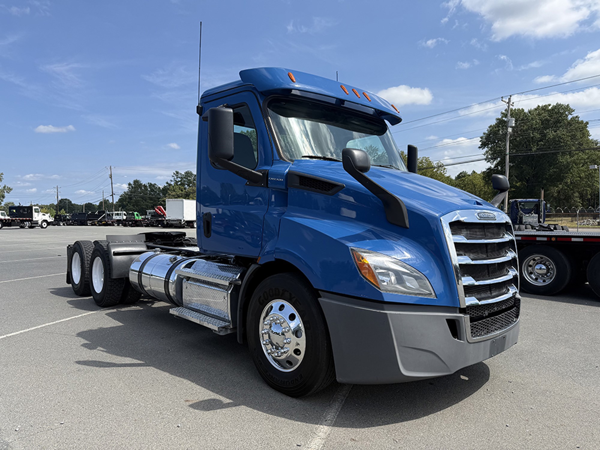 2020 Freightliner Cascadia 116 - image 2 of 6