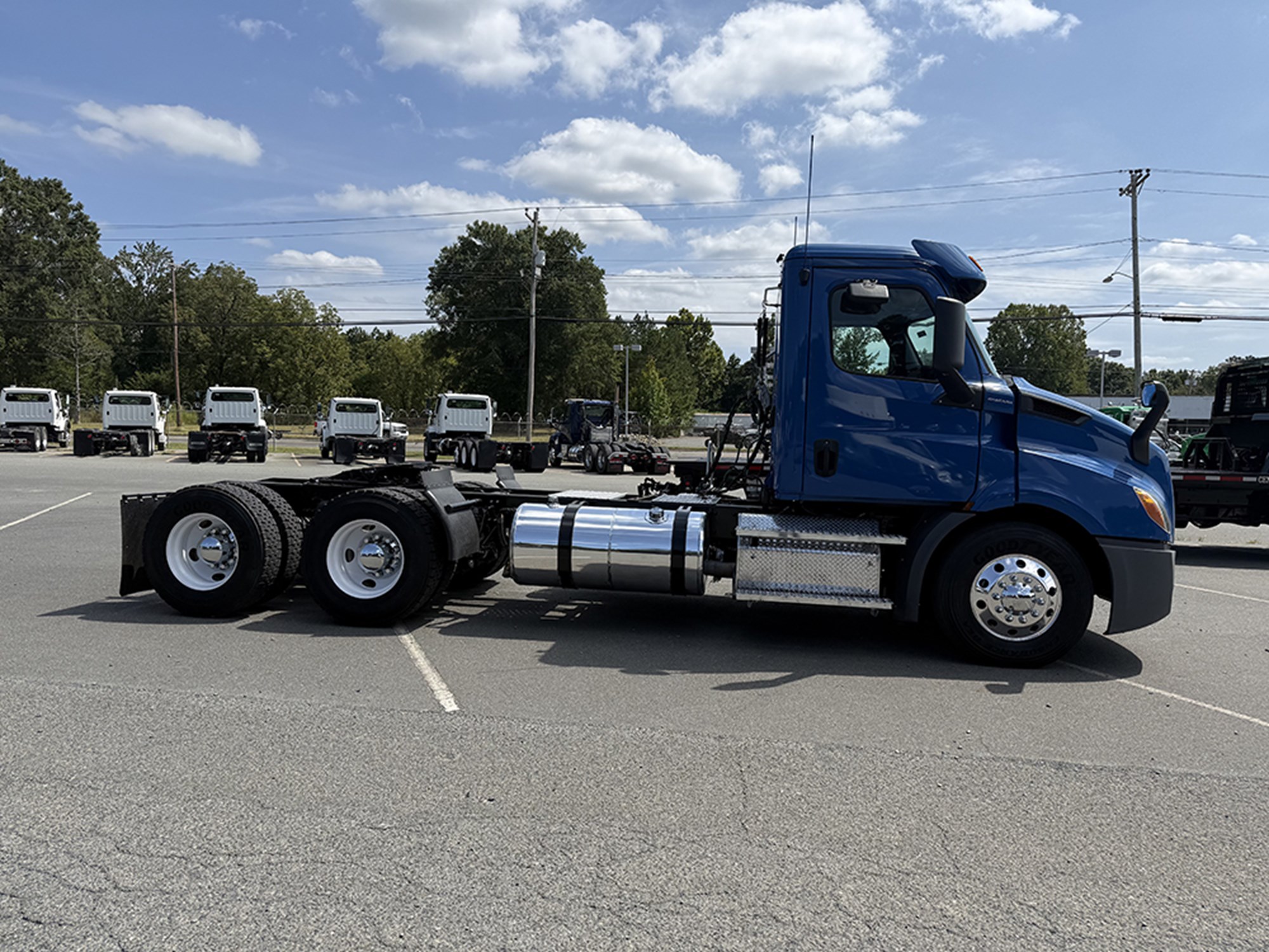 2020 Freightliner Cascadia 116 - image 3 of 6