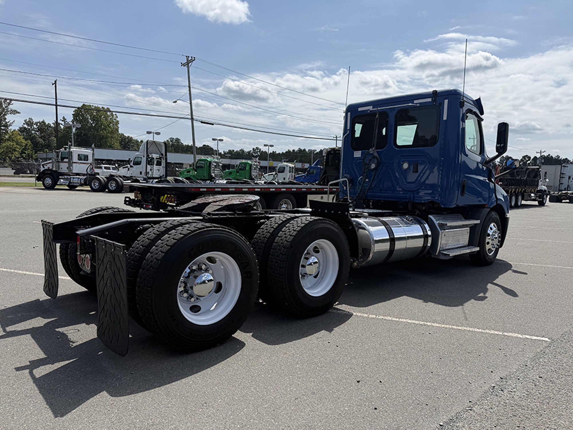 2020 Freightliner Cascadia 116 - image 4 of 6