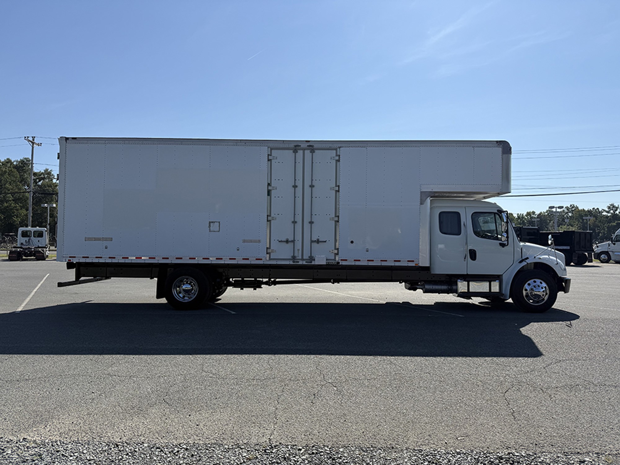 2018 Freightliner M2 - image 3 of 6