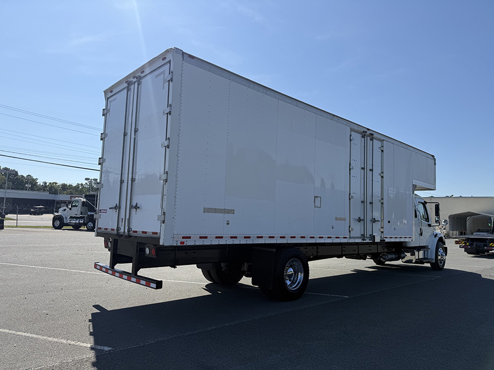 2018 Freightliner M2 - image 4 of 6