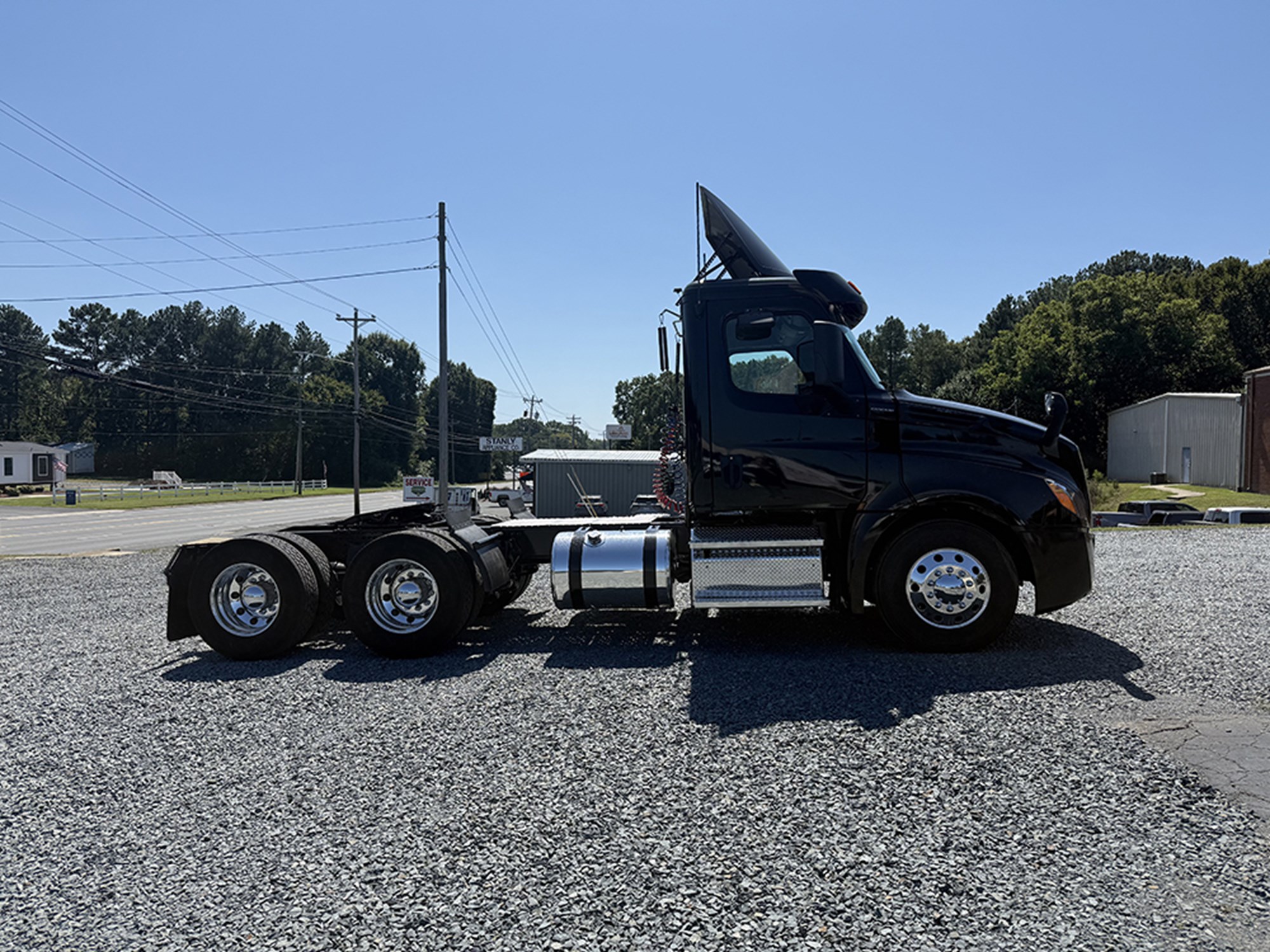 2020 Freightliner Cascadia 126 - image 3 of 6