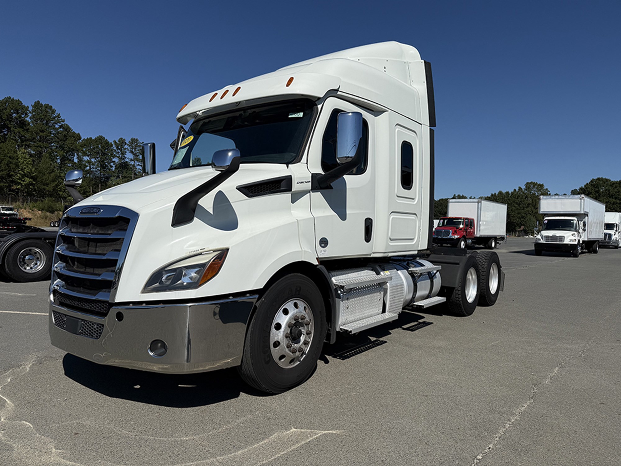 2020 Freightliner Cascadia 116 - image 1 of 6